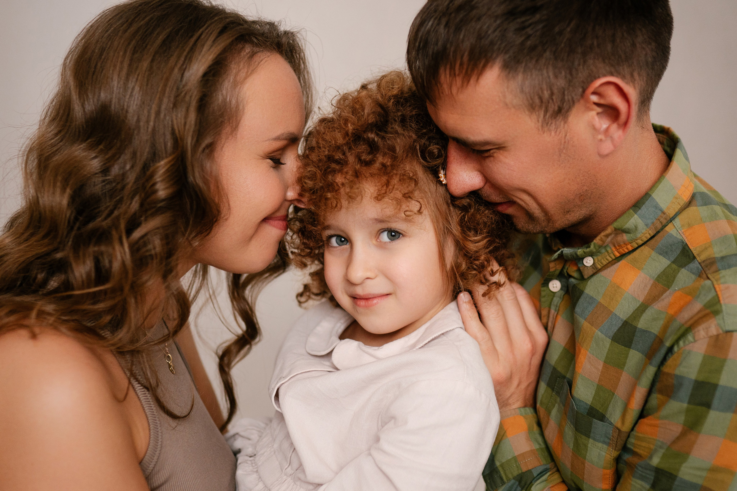 Семейная фотосессия в студии и дома Спб портфолио Насти Околот