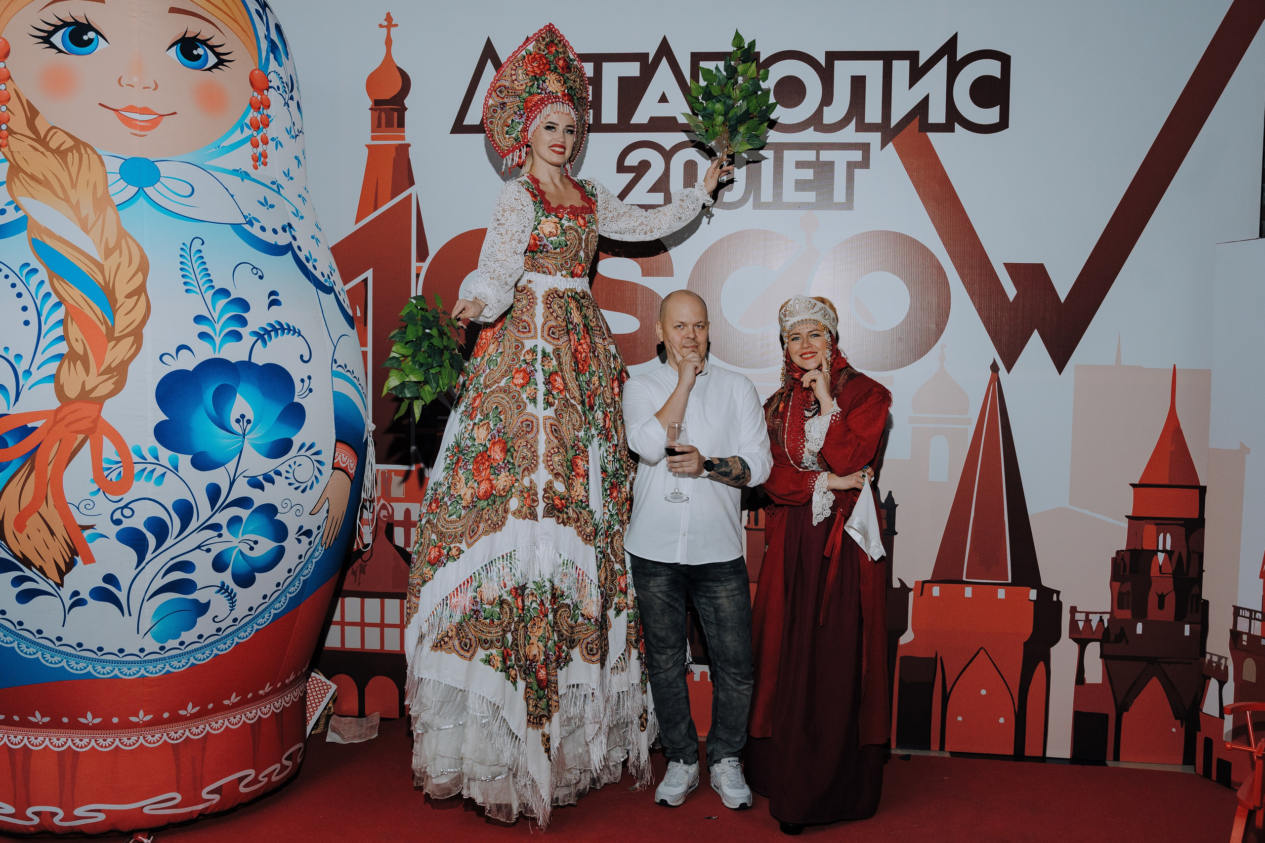 20 ЛЕТ МЕГАПОЛИС ЧЕЛЯБИНСК ХЕДЛАЙНЕР ЕЛКА. Репортажный фотограф Зуев Роман г. Челябинск