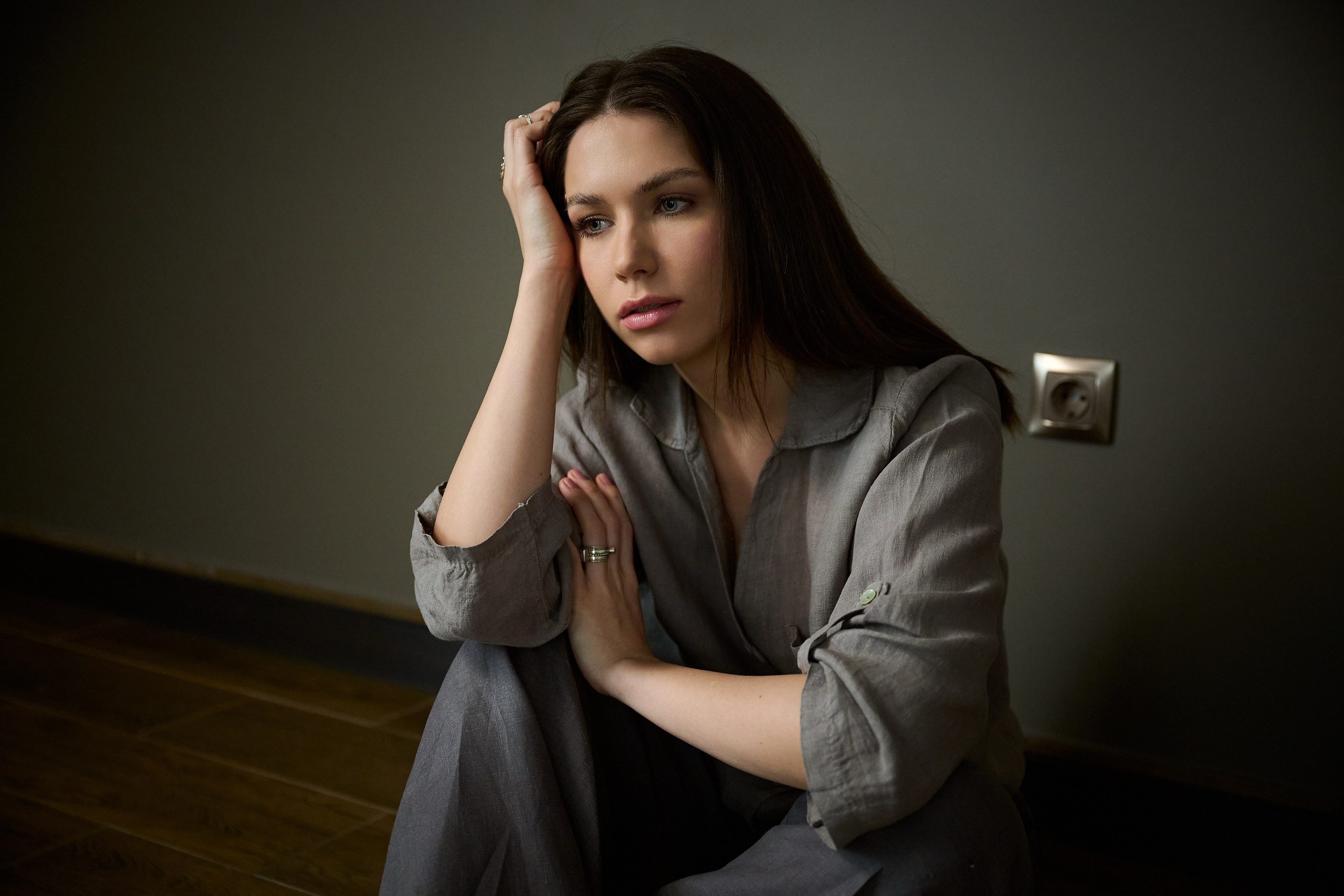 Тихая женская фотография — съёмка без ролей и позирования, где важнее состояние, чем образ