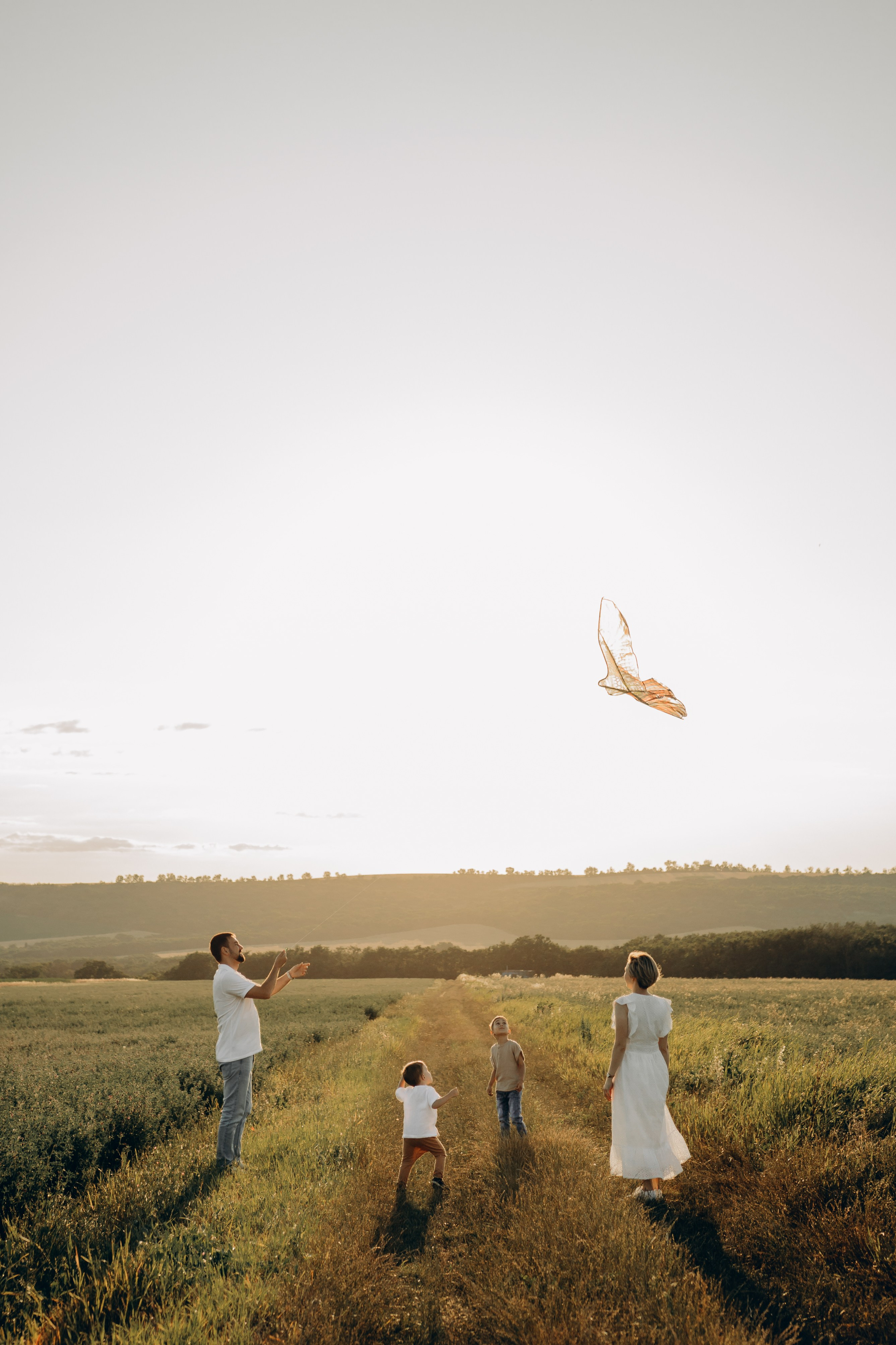 Миша, Ксюша, Саша и Леша — запуская воздушного змея. Семейный фотограф Новороссийск, Анапа, Геленджик — Юлия Давыдова