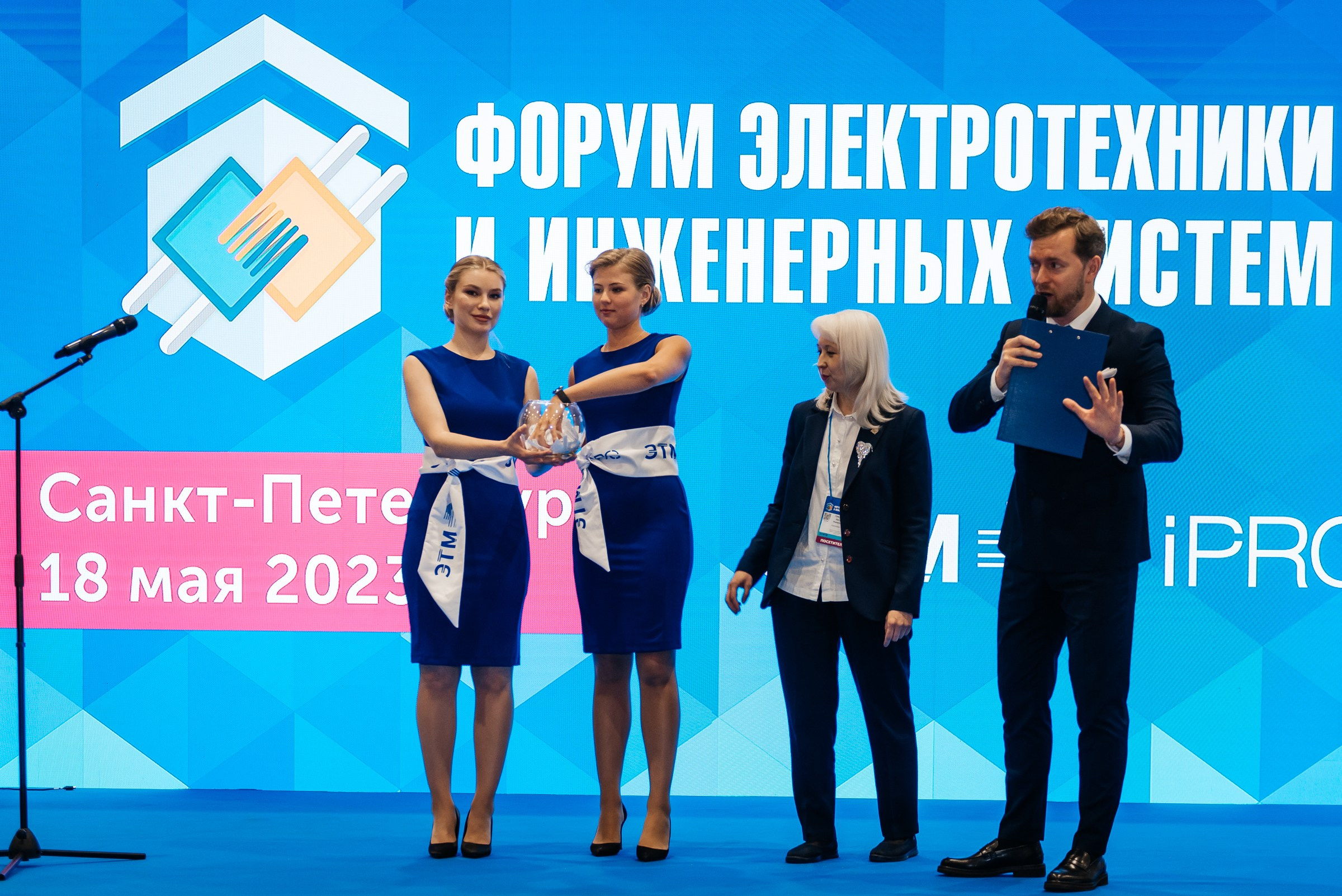 Репортажная съёмка на форуме ЭТМ. Свадебный фотограф в Санкт-Петербурге Венера Ахметова