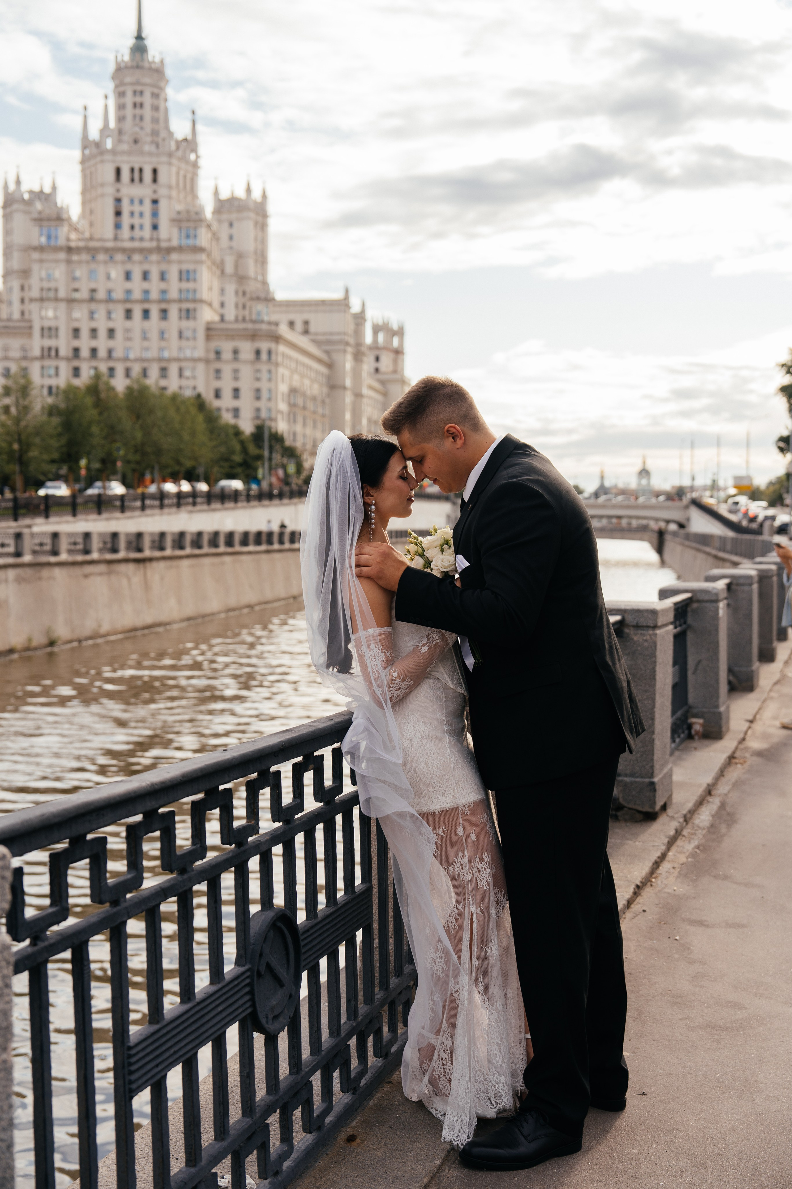 Свадебная фотосессия в Москве у высотки на Котельнической набережной. Свадебный фотограф в Москве Анна Полушина
