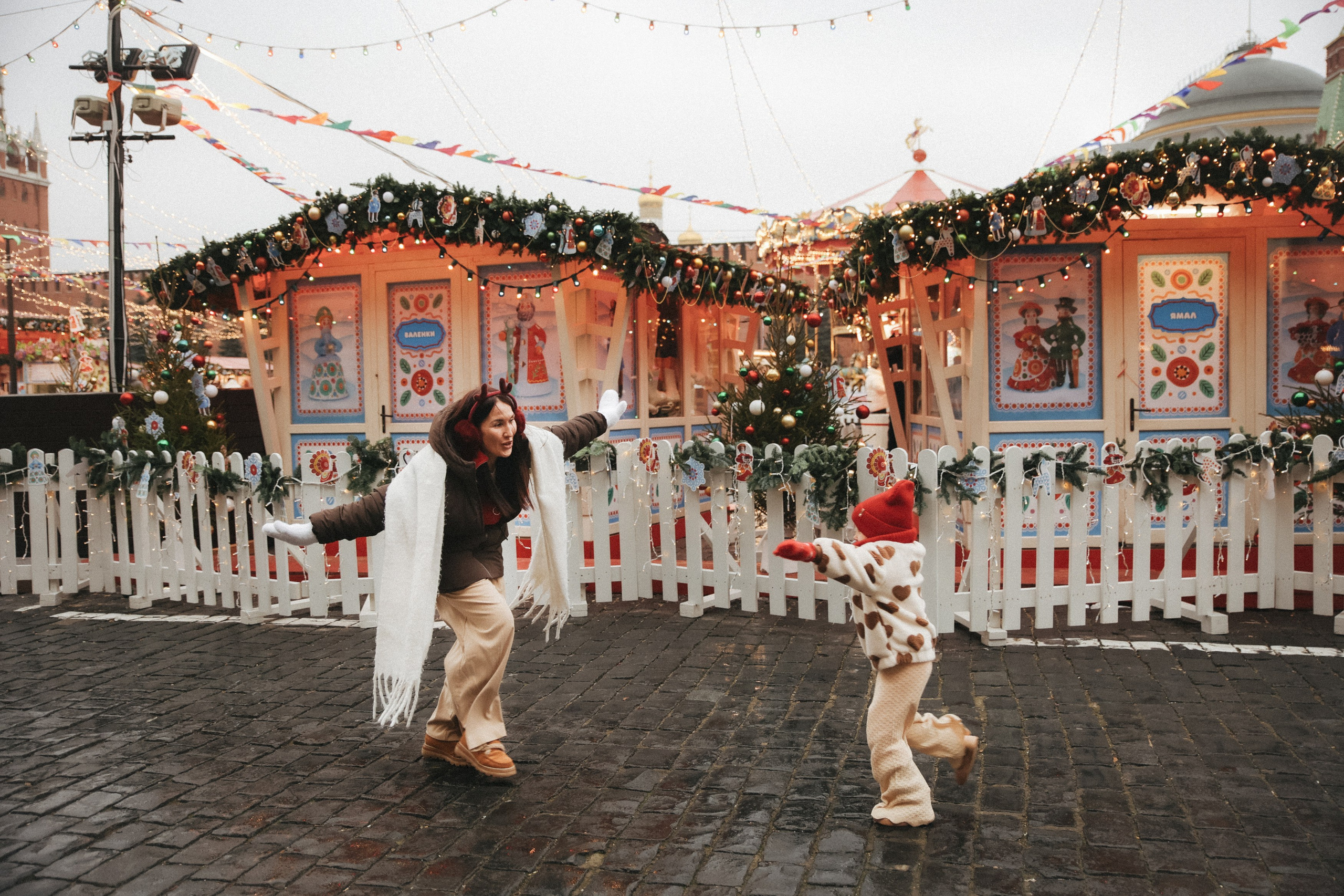 Новогодняя фотосессия на Гум ярмарка мама и дочка. Фотограф Владимир Москва