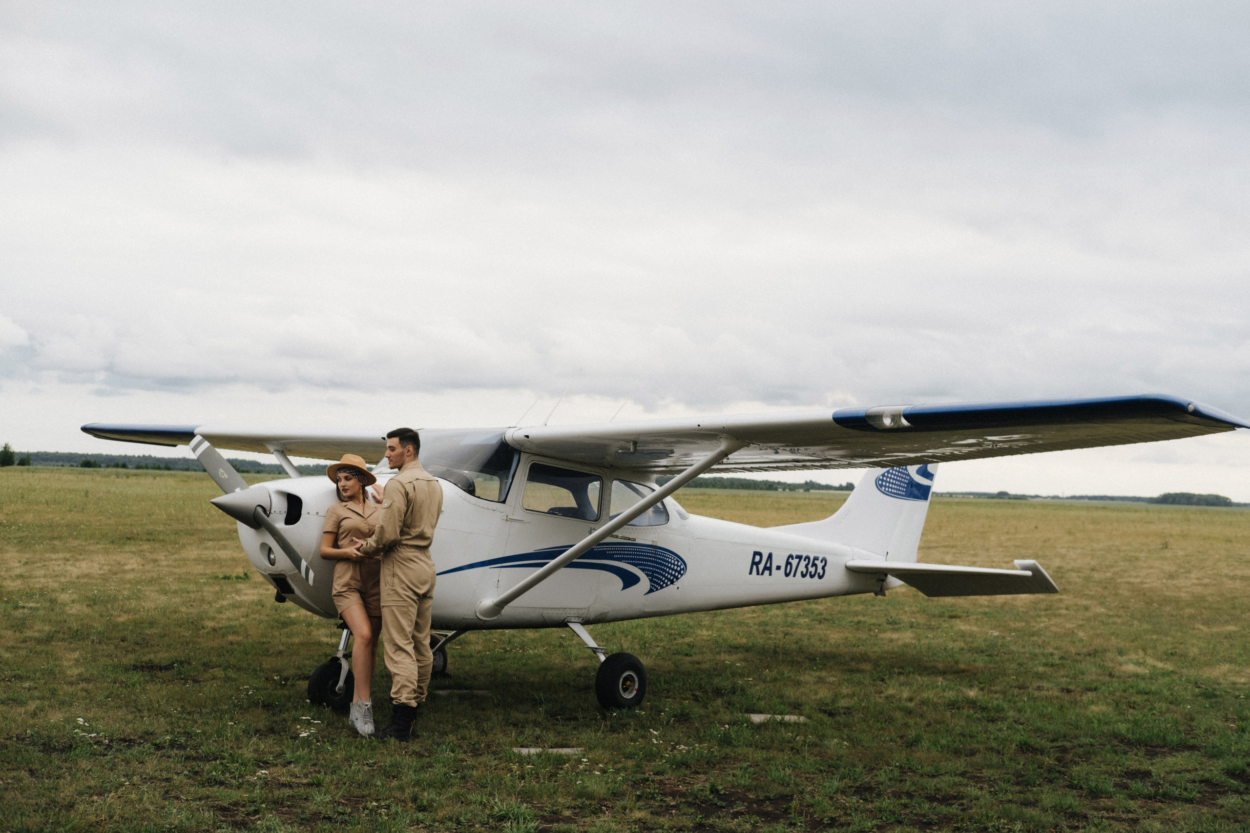 Фотосессия пары с самолетом в Екатеринбурге. Свадебный фотограф в Екатеринбурге — заказ профессиональной фотосесии, все виды фотосъемки