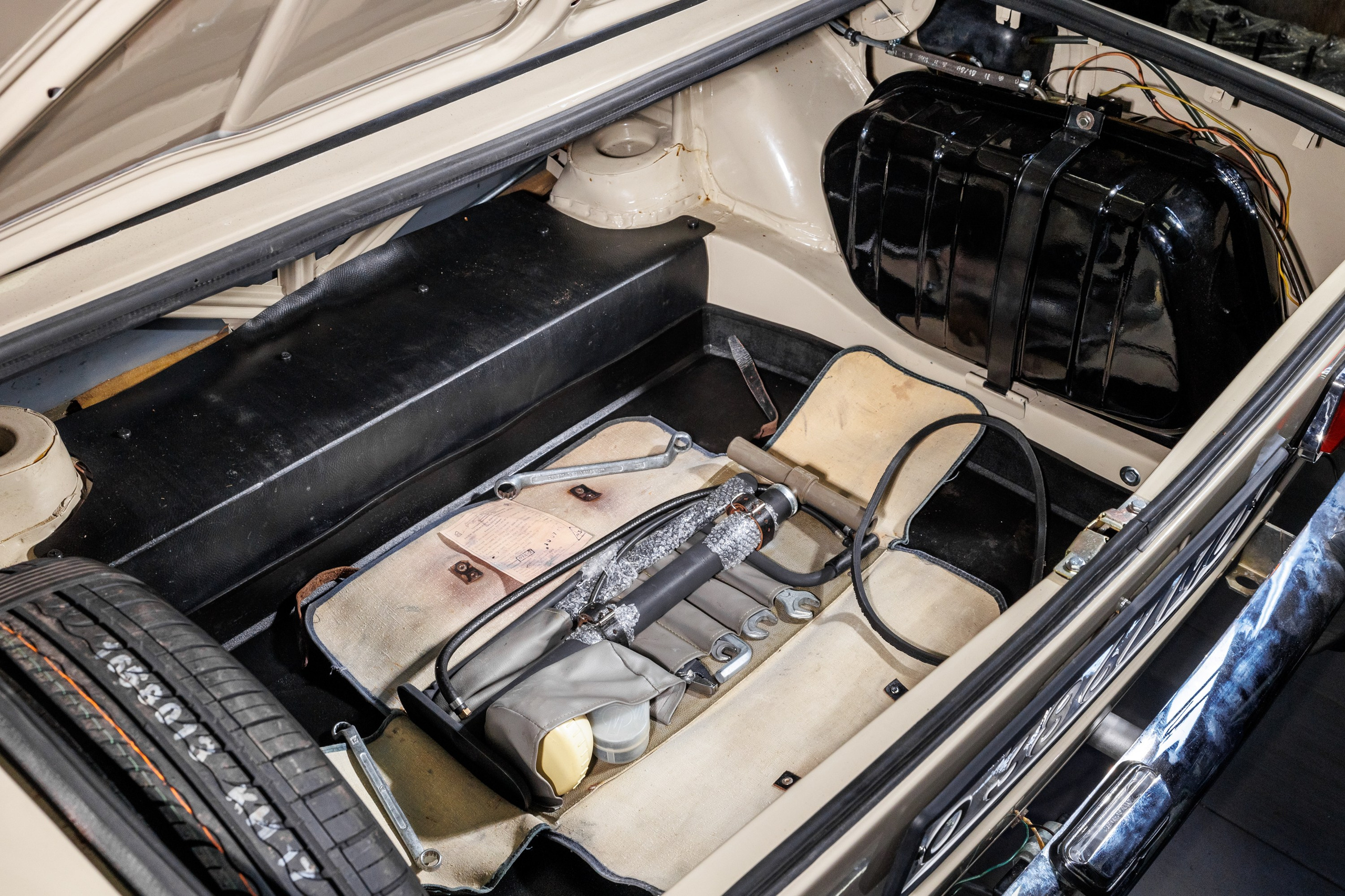 Автомобильная фотосъемка ВАЗ 2101 после реставрации в Бюро "Наследие"