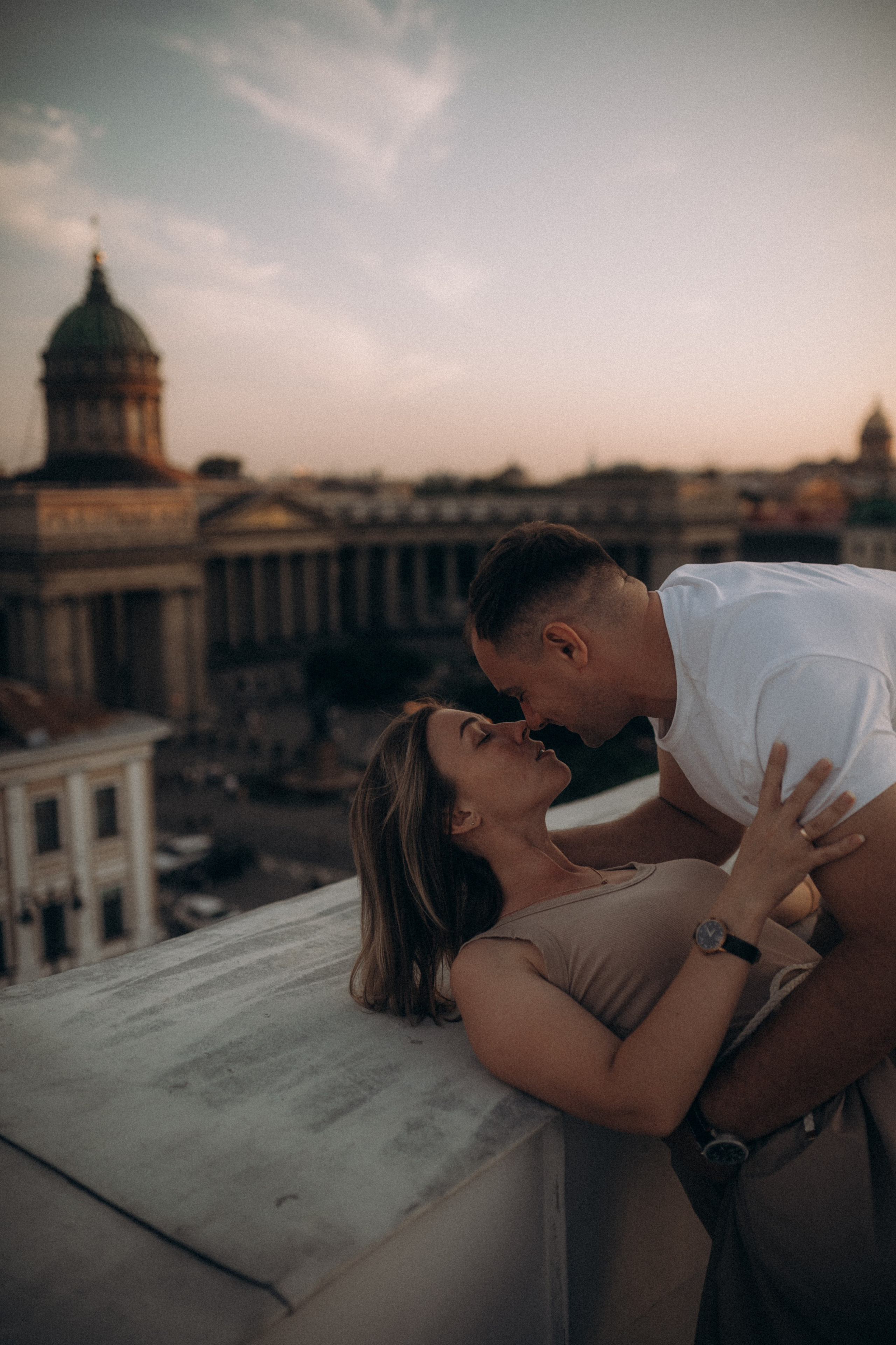 Мы сидим на питерской, теплой крыше. Фотограф в Санкт Петербурге Лара Великова