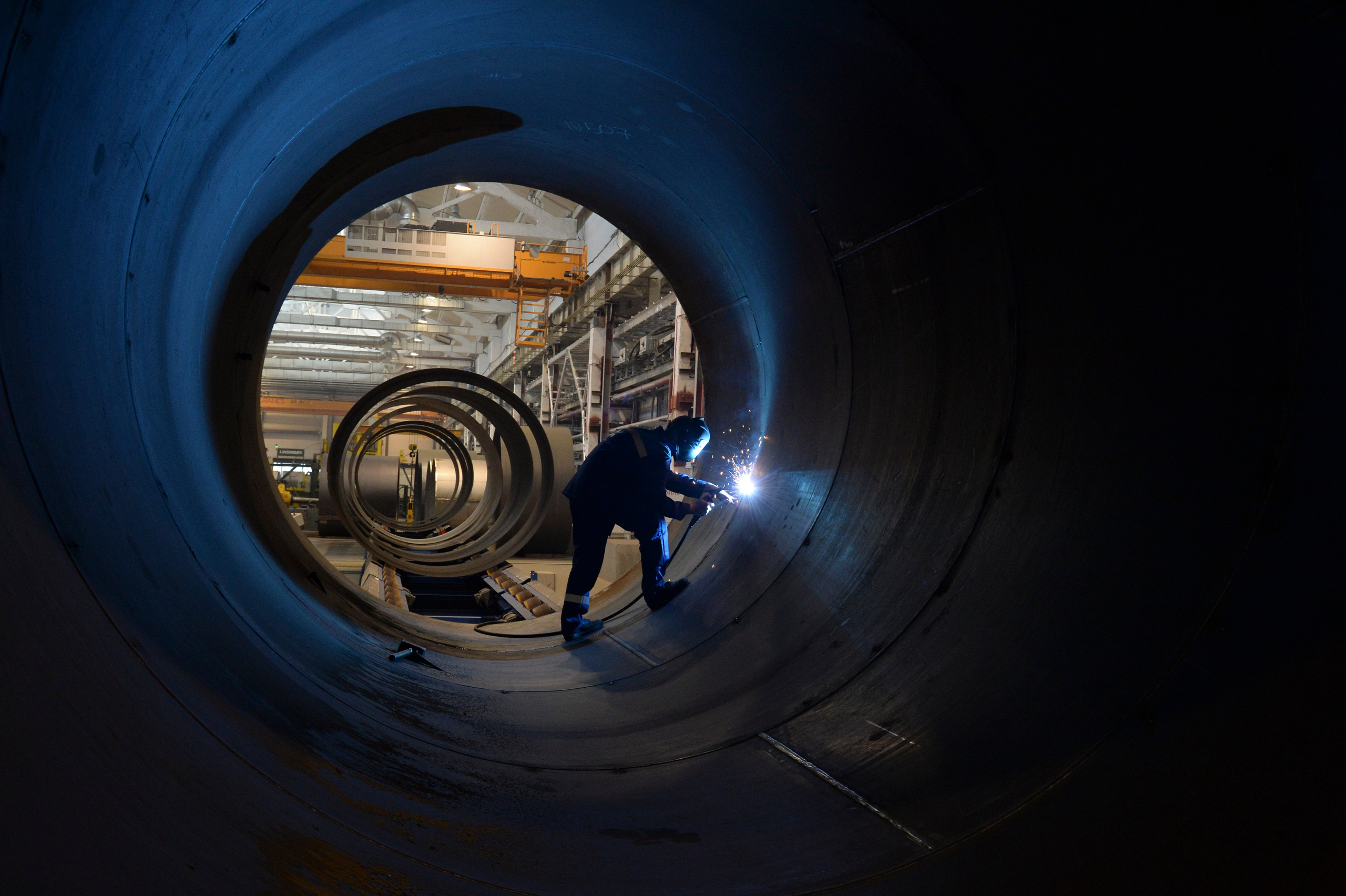Сварка вагонов на предприятии ТихвинХимМаш. Тихвин, Ленинградская область, 14 декабря 2016 года.