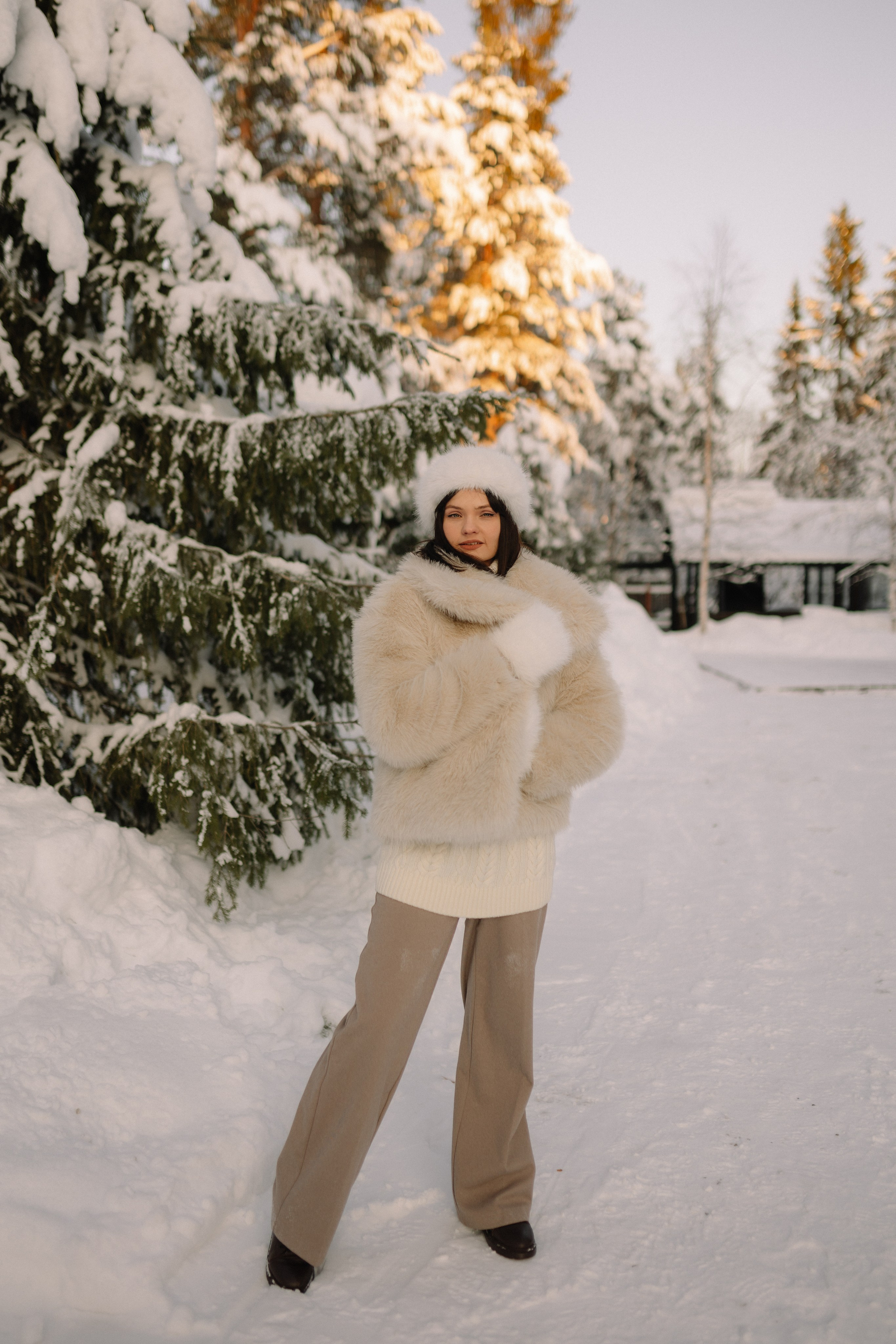 Зимняя прогулка за городом в Мурманске на фоне бескрайних заснеженных лесов.