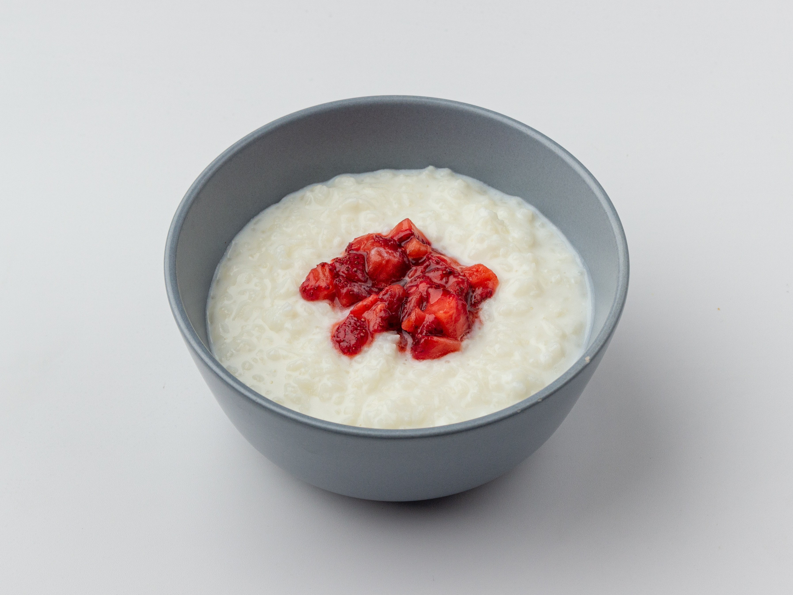 рисовая каша с ягодами завтрак кафе ариг arig улан-удэ бурятия фудфото фотография фотосъёмка клубника стряпунин александр фотограф