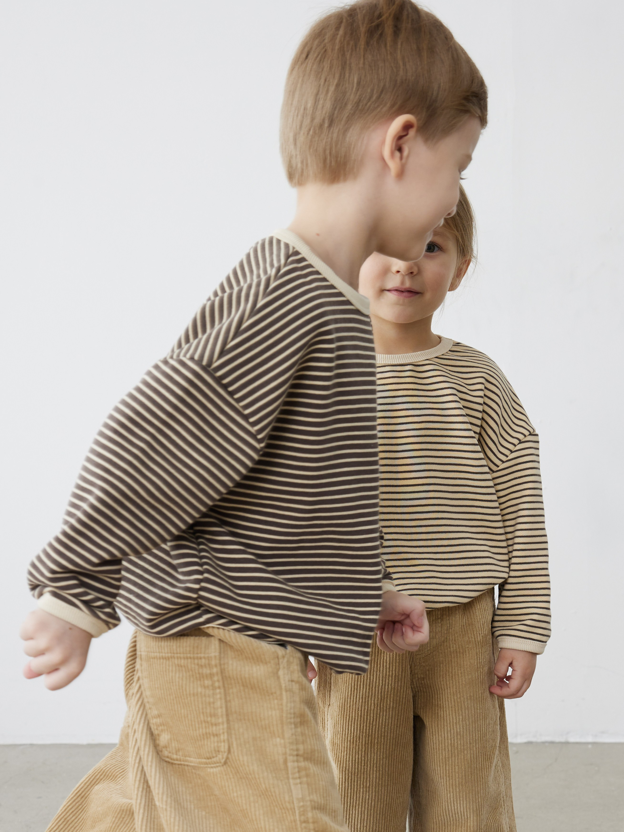 Фотограф Артём Галицкий. Специализируюсь на студийной съёмке одежды: каталоги, лукбуки, предметная съёмка. Опыт работы с fashion-брендами, маркетплейсами и коммерческими проектами. Грамотно выстраиваю свет, работаю быстро и точно под задачу. Также имею опыт работы гафером — отлично знаю световое оборудование и техническую сторону съёмочного процесса.