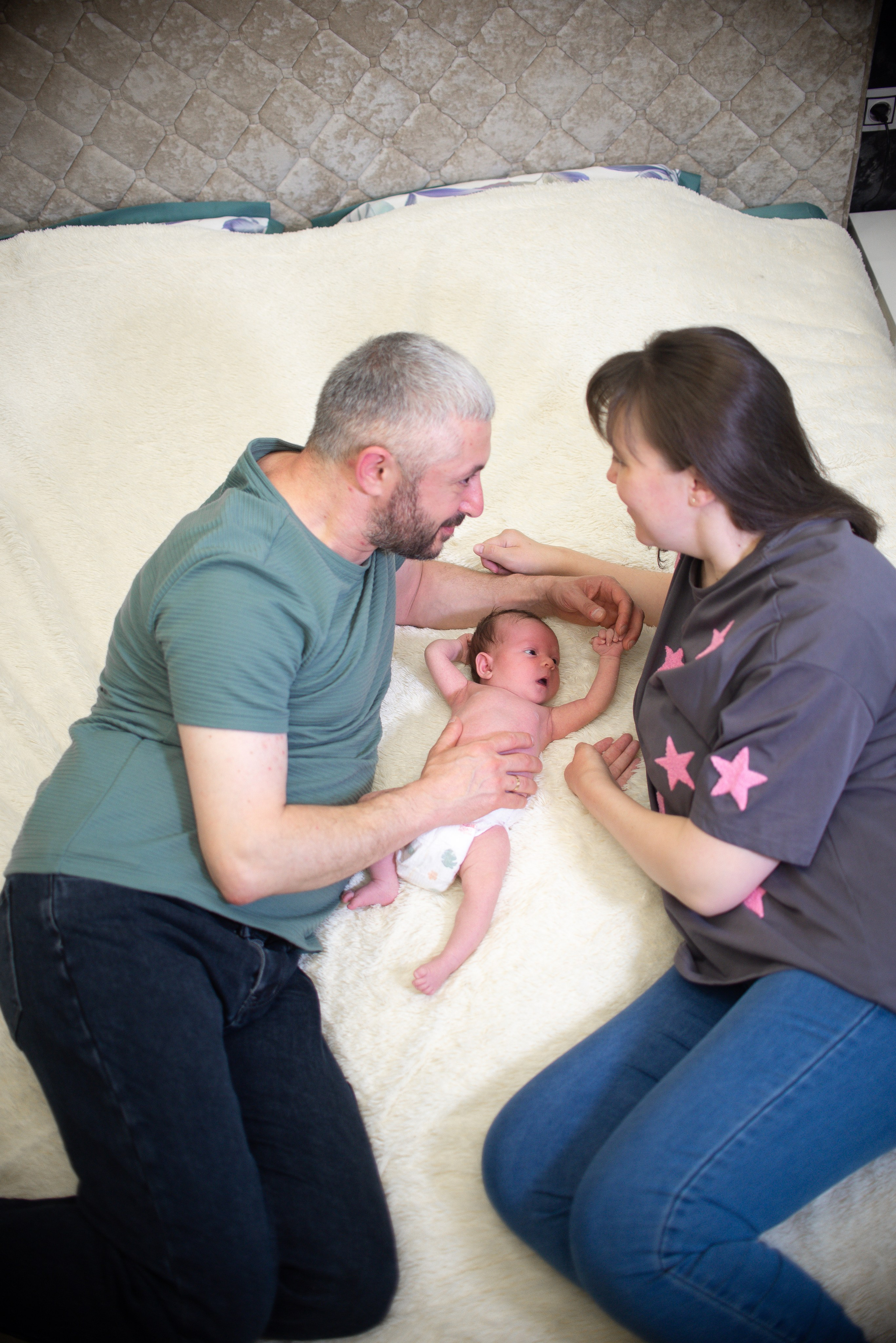 Крошка Манэ дома с родителями. Семейный фотограф на выписку из роддома и крещение Минск Настя Гришук