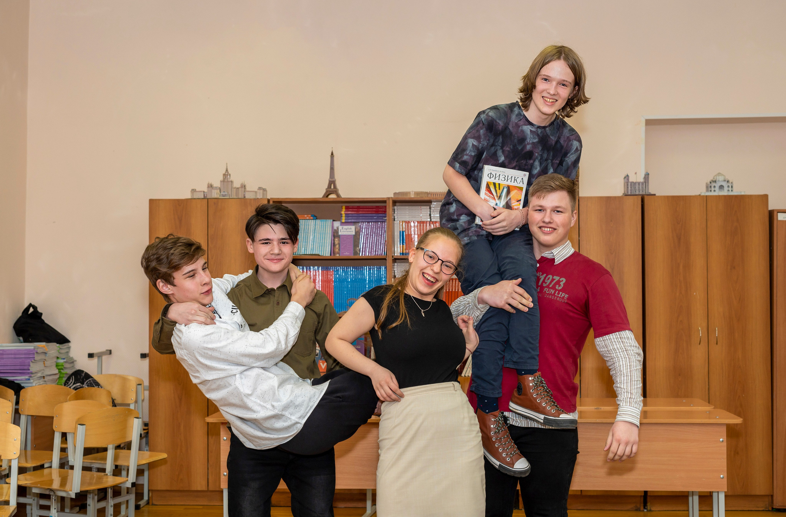 Фотосессия в классе и на территории школы. 9-И класс школа 1413. Детский и семейный фотограф г. Москва Оксана Катаджи