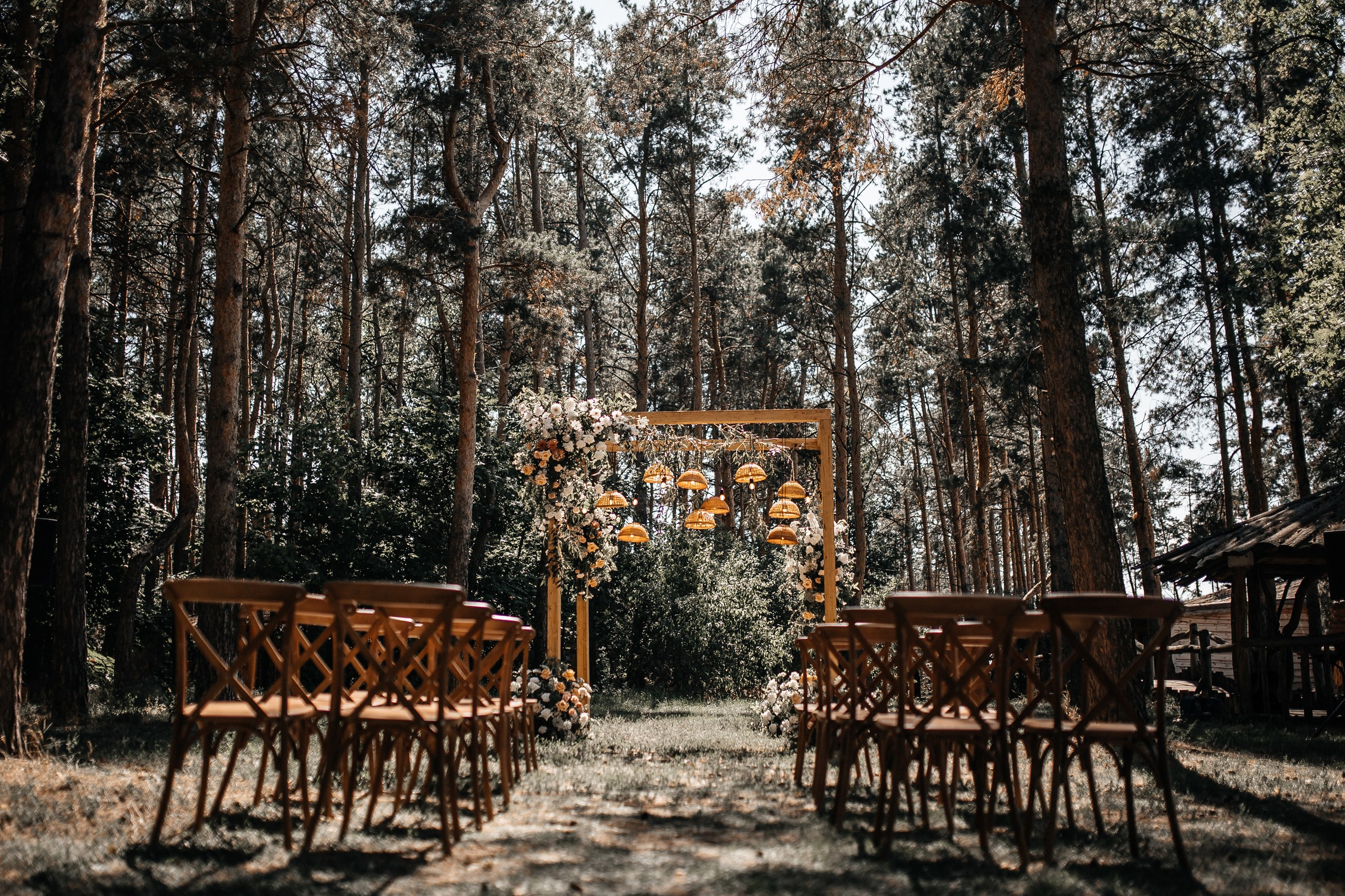 Здравствуйте! Я&nbsp;свадебный фотограф из&nbsp;Ульяновска, работаю в&nbsp;том числе по&nbsp;всей России и&nbsp;с&nbsp;выездом за&nbsp;границу. Снимаю свадьбы, lovestory, корпоративы, светский репортаж. Провожу обучение по&nbsp;фотографии, мастер-классы и&nbsp;воркшопы для других фотографов.