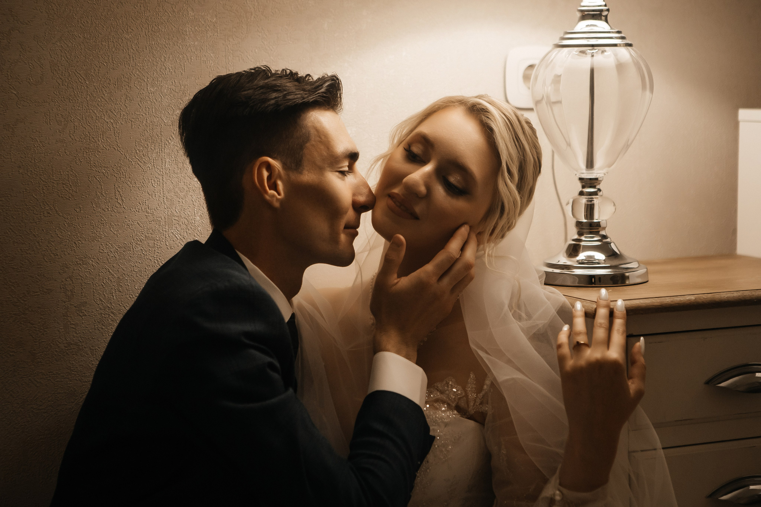 Евгения и Николай утренние сборы. Свадебный фотограф Виктория Чуйко Магнитогорск. Визуал для бизнеса