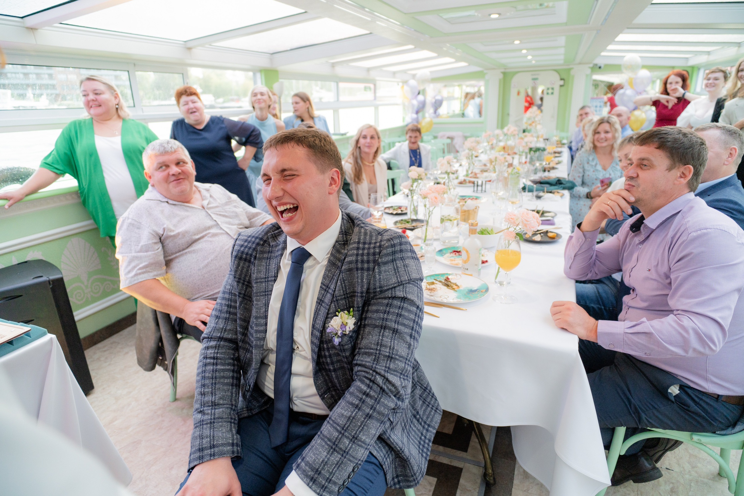 Красивые места для свадебной фотосессии летом в Санкт-Петербурге. Свадебный фотограф Александр Невский в Санкт-Петербурге