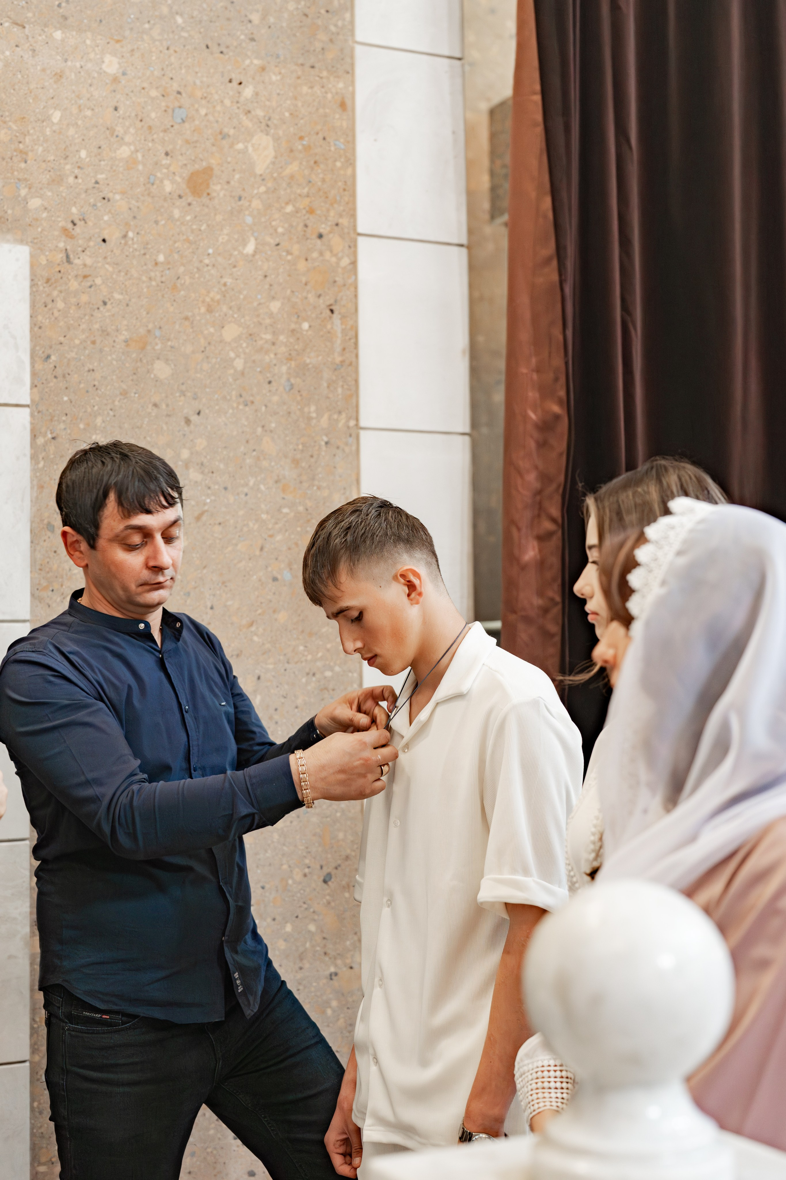Крещение  ребёнка в храме. Фотограф видеограф Геннадий Янбаев в Сочи, Краснодаре