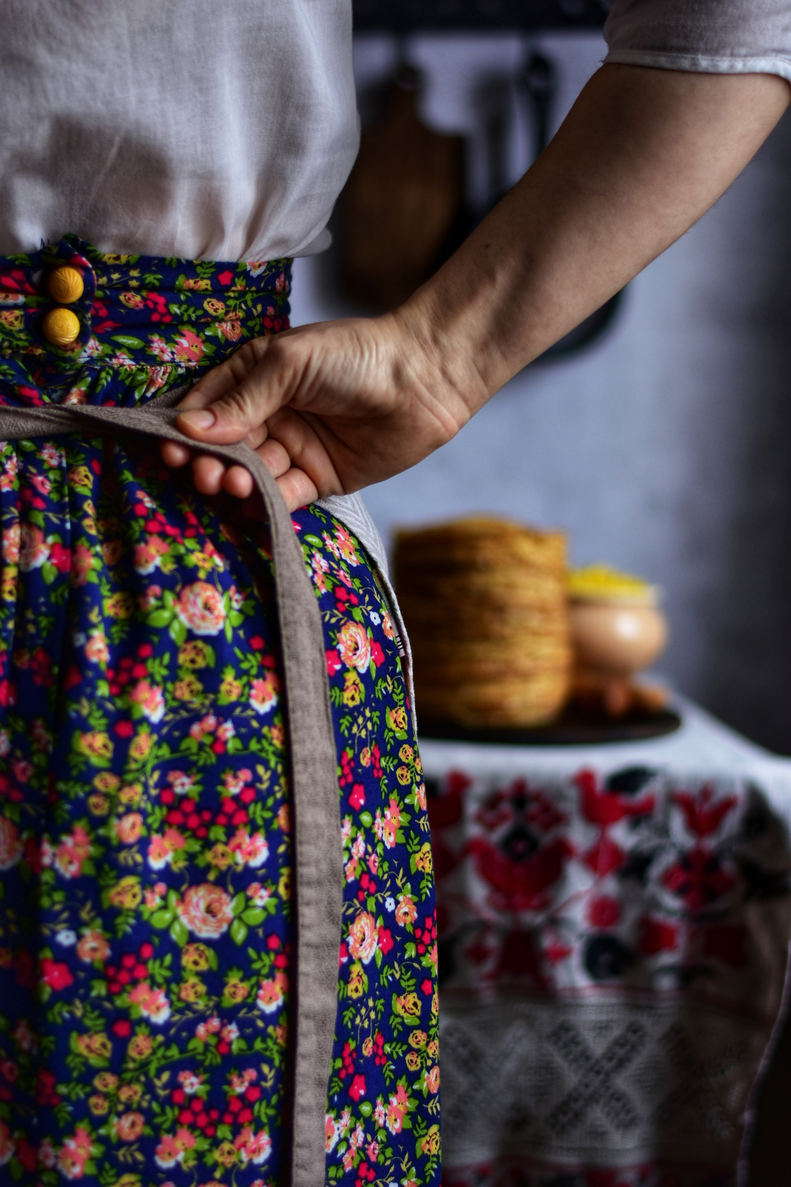 женщина в яркой юбке с коричневым поясом