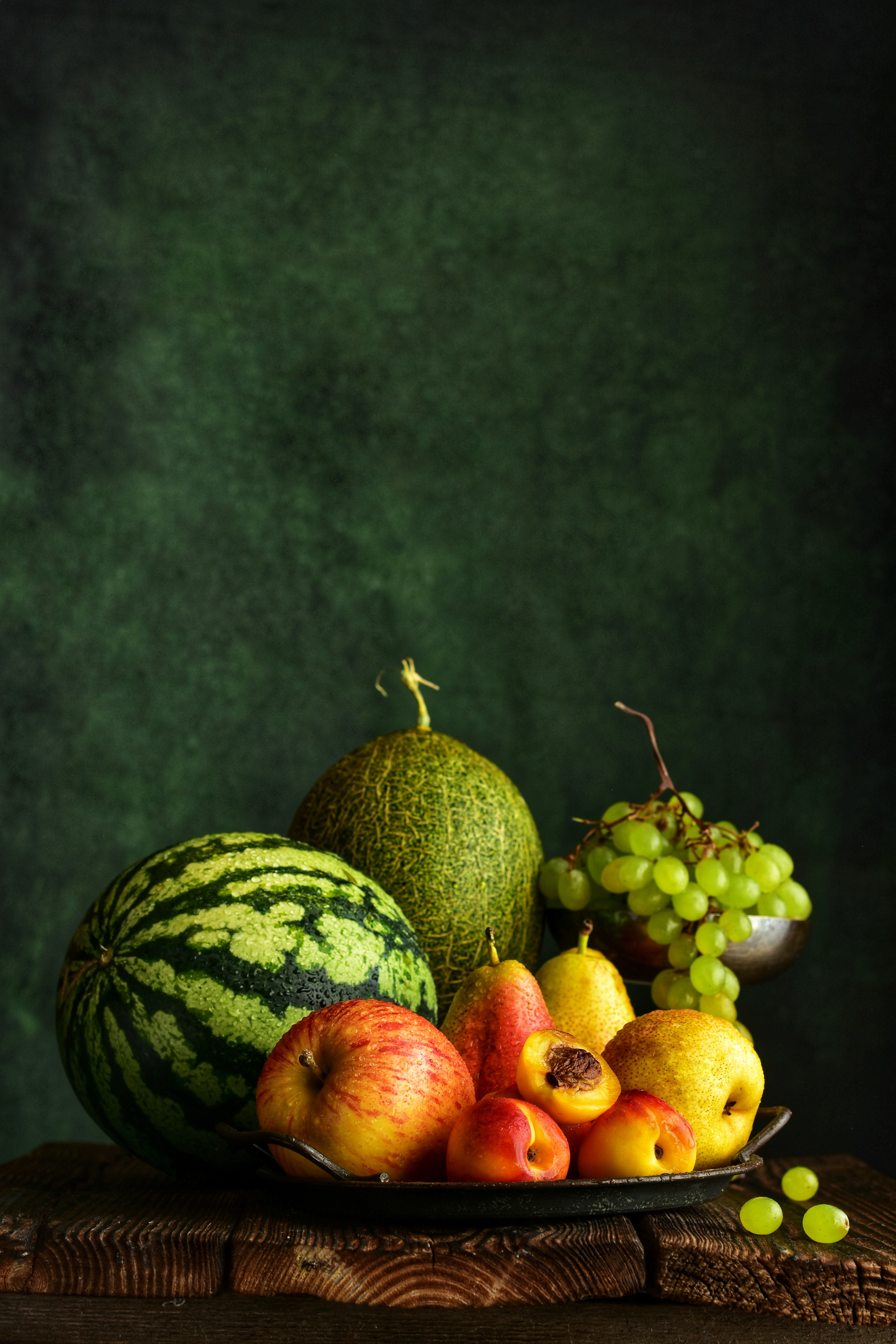 поднос с фруктами на деревянном столе