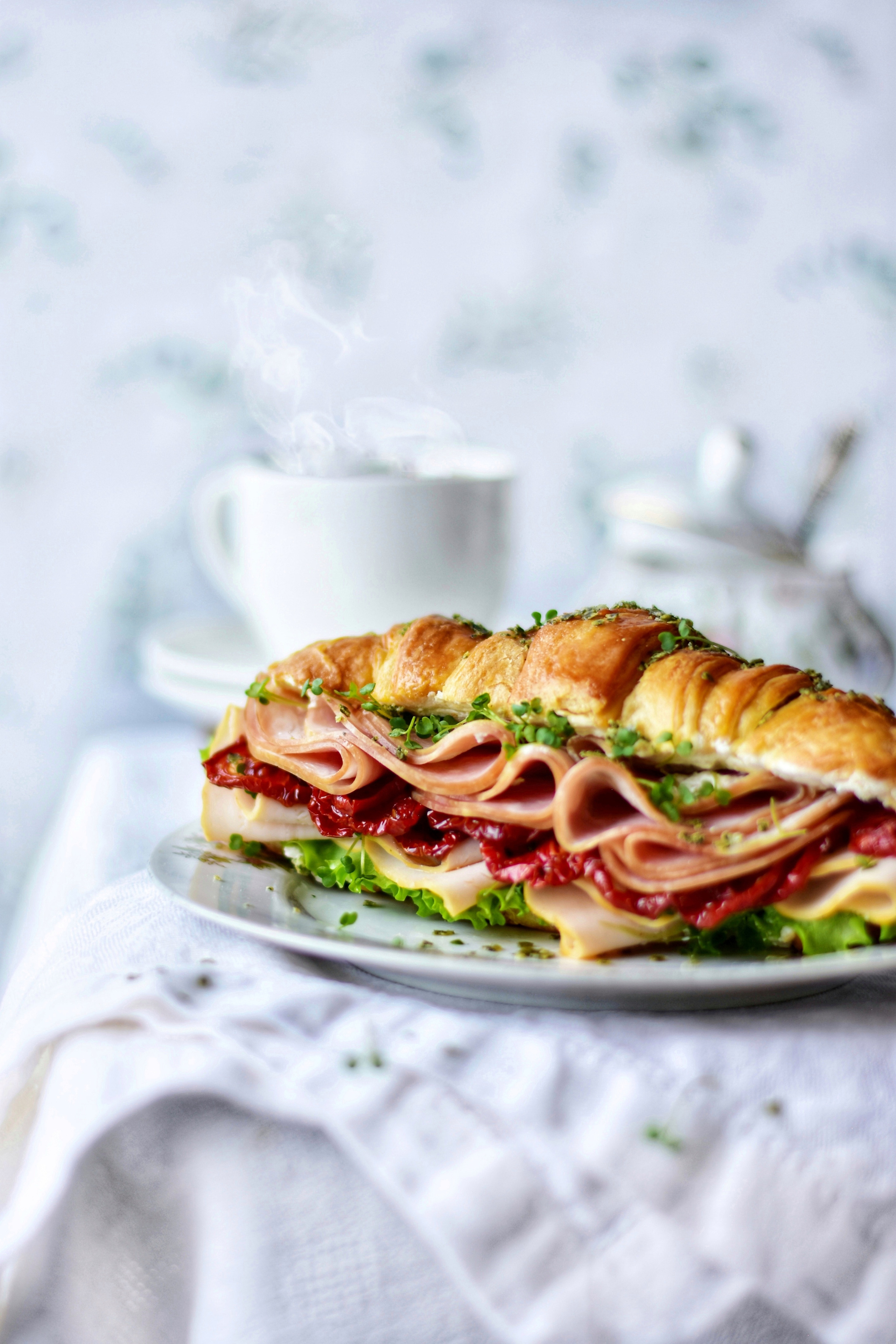 бутерброд на тарелке с чашкой кофе