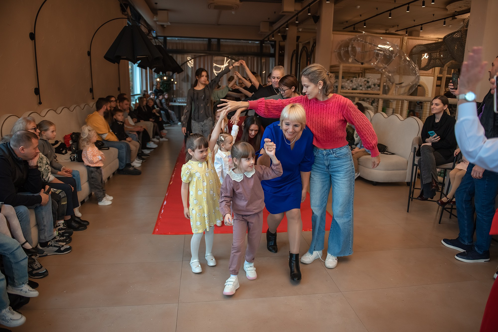 HAPPYkids дефиле в день мамы. Семейный и коммерческий фотограф в Сочи Александр Бодунов