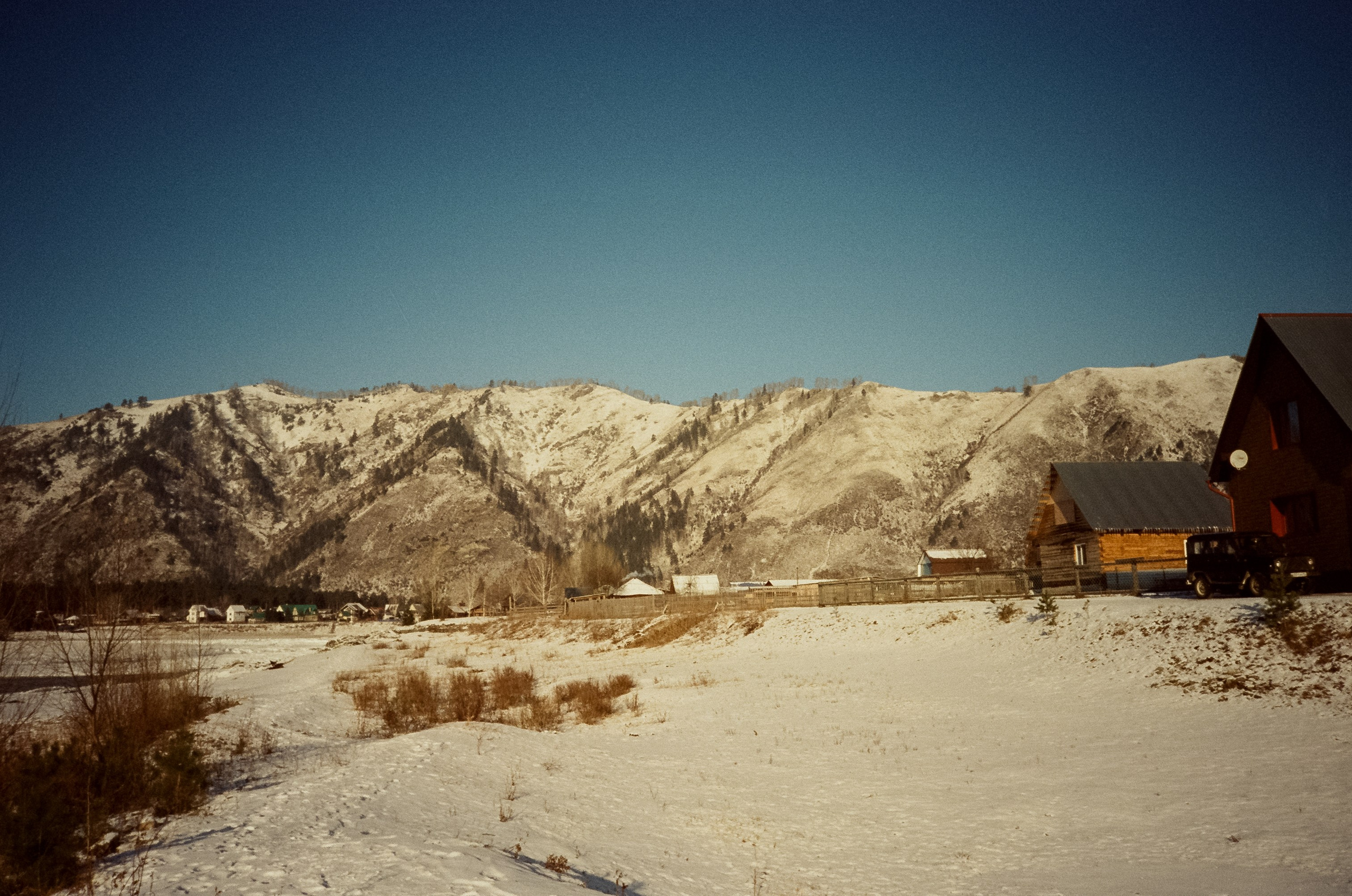Утро в Манжероке и кафе-автобус Coffee Bus на Чемальском тракте. Фотограф-документалист Мария Осокина