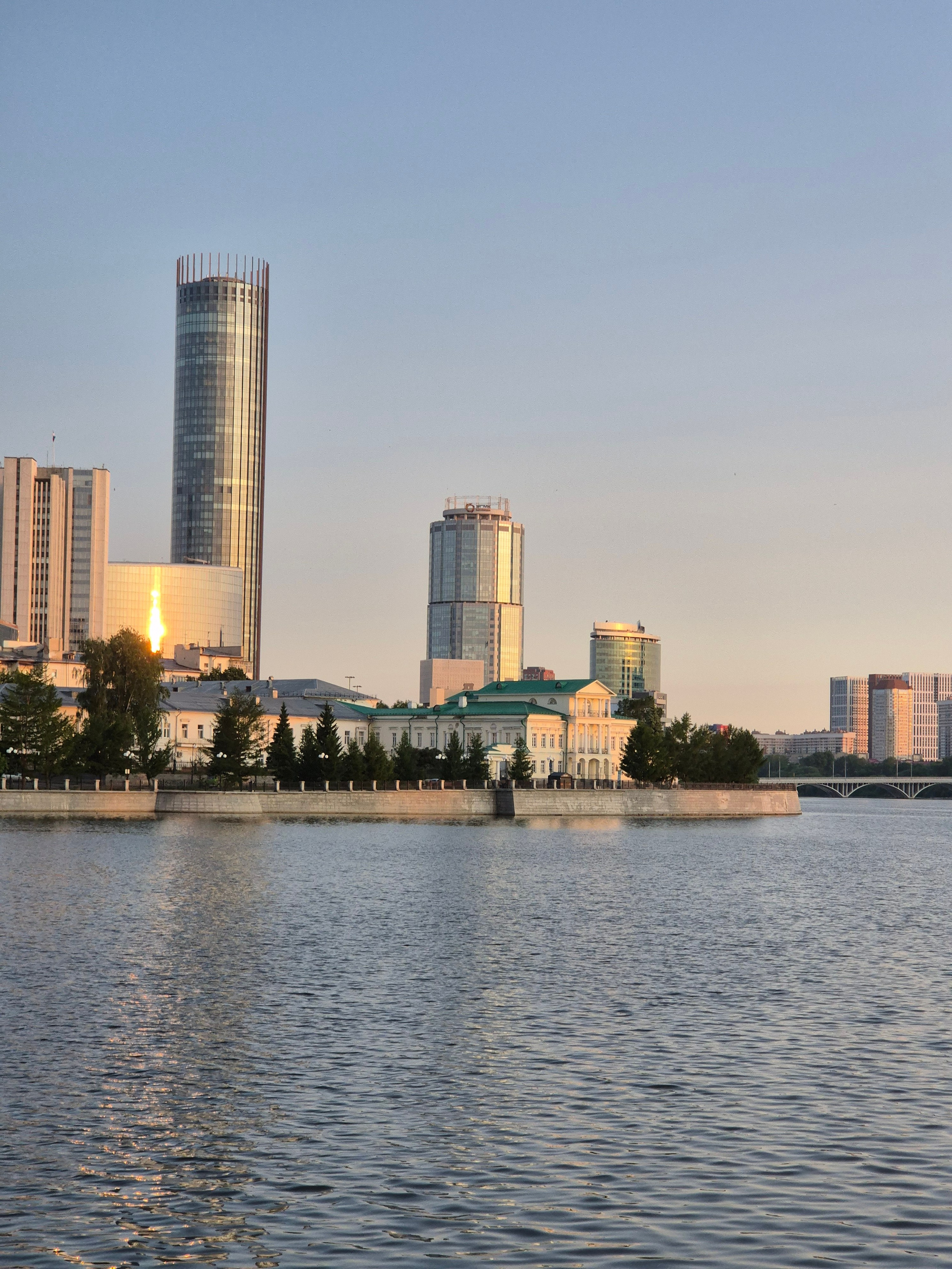 Город просыпается,...