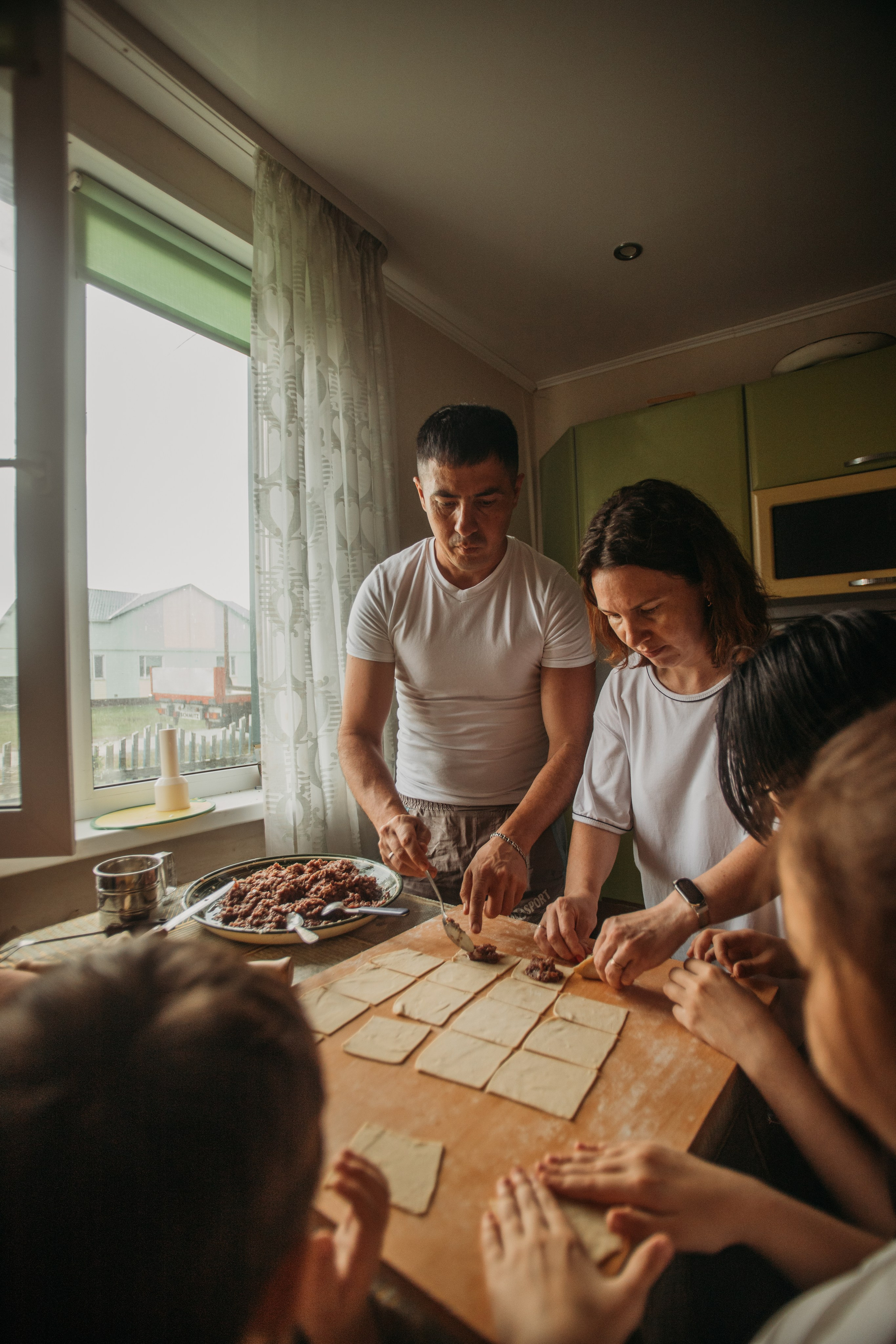 Домашняя фотосессия моей семьи. Венера Гайн. Репортажный фотограф  Тюмень. Обучение фотографии с 0
