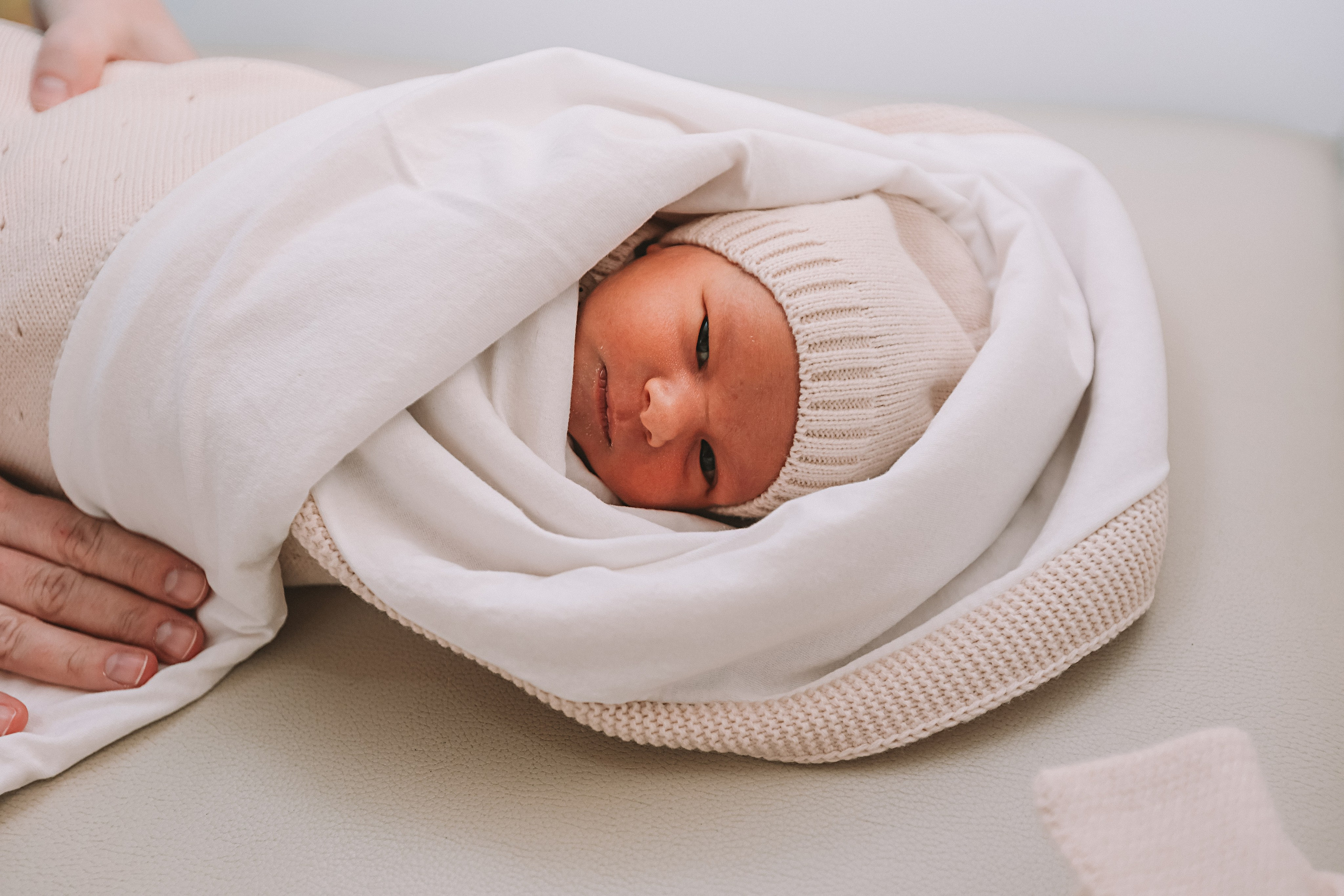 Выписка палата+внизу ПЦЭ. Семейный фотограф Тюмень, фотограф на роды Салмина Мария