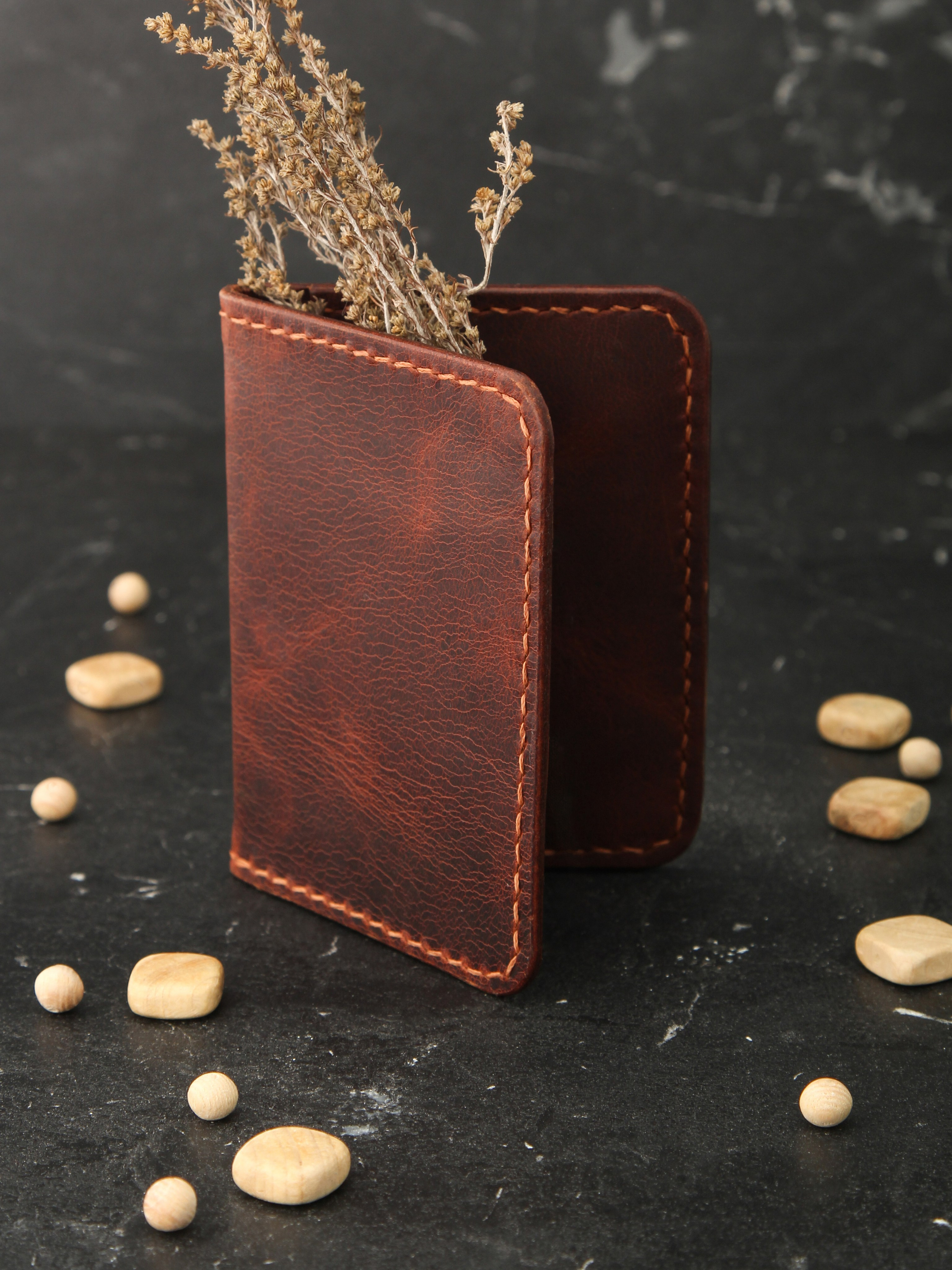 Профессиональная предметная фотография изделий из кожи на черном фоне для сайта и маркетплейсов | Предметный фотограф СПб