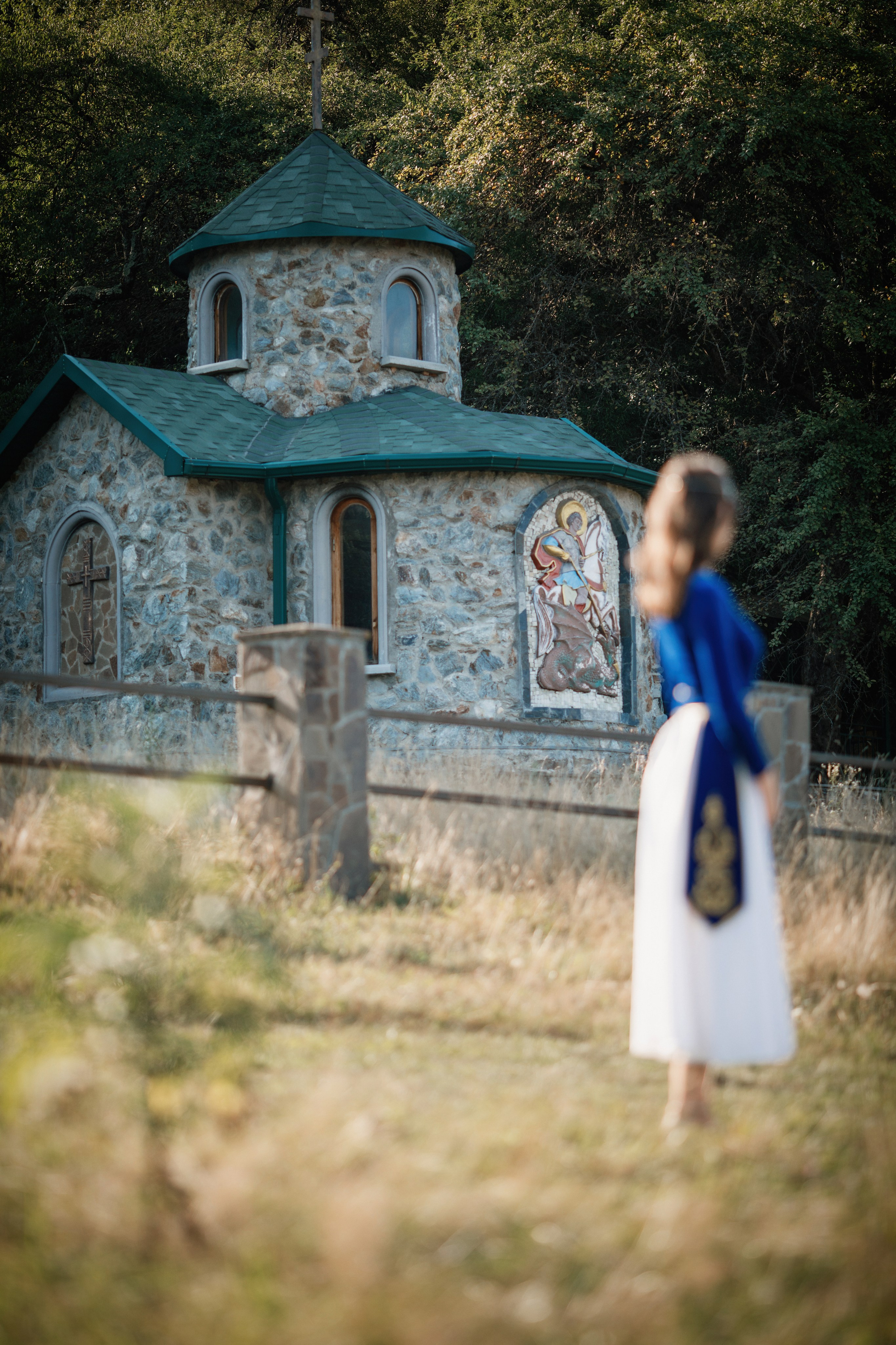 Индивидуальная фотосессия в горах, в армянском национальном платье. Фотограф во Владикавказе Юрий Геворгизов