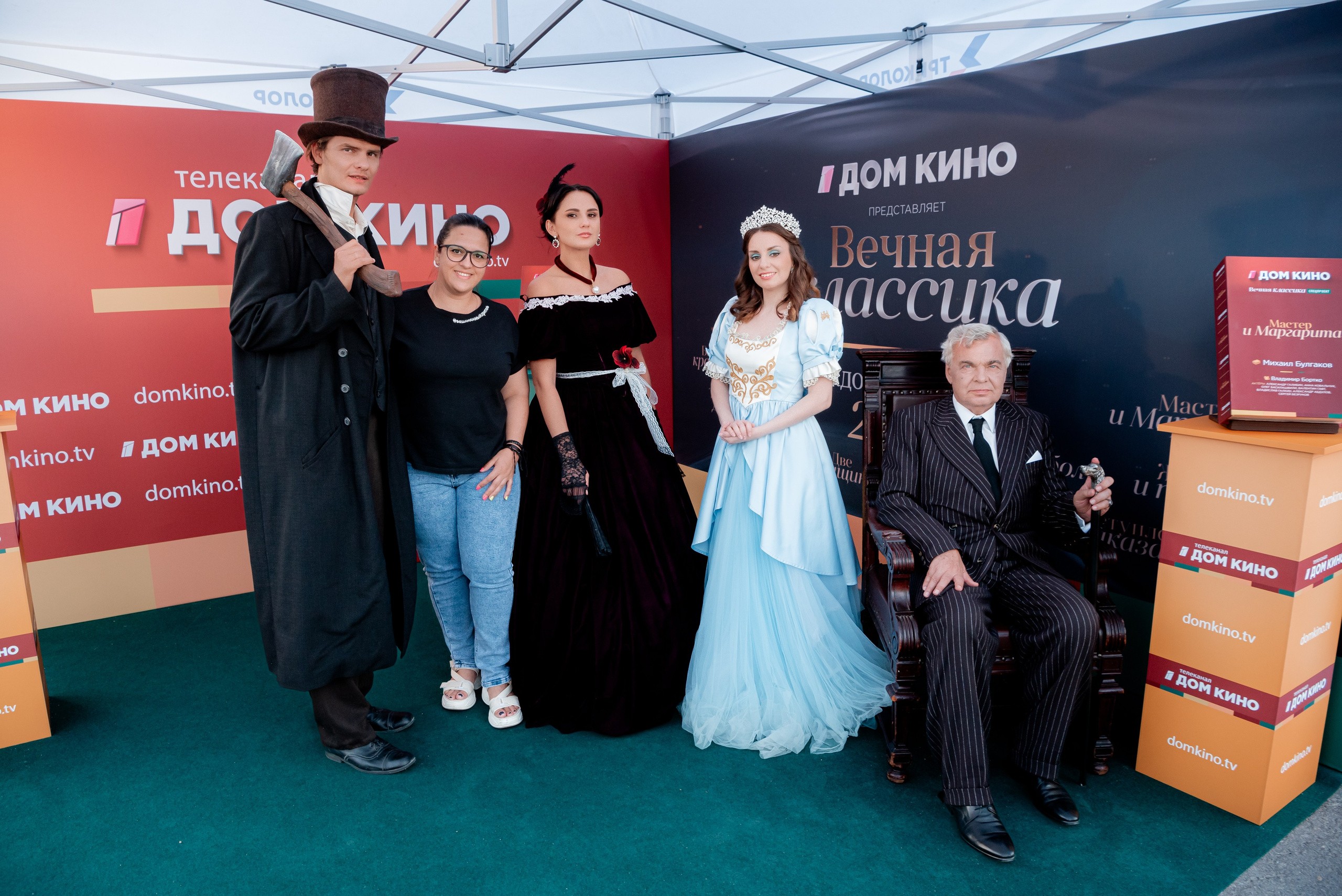 Портретные фото с артистами в палатке Триколор Дом Кинов на день города Волгоград. Фотограф в Волгограде и Волжском Александр Горбань