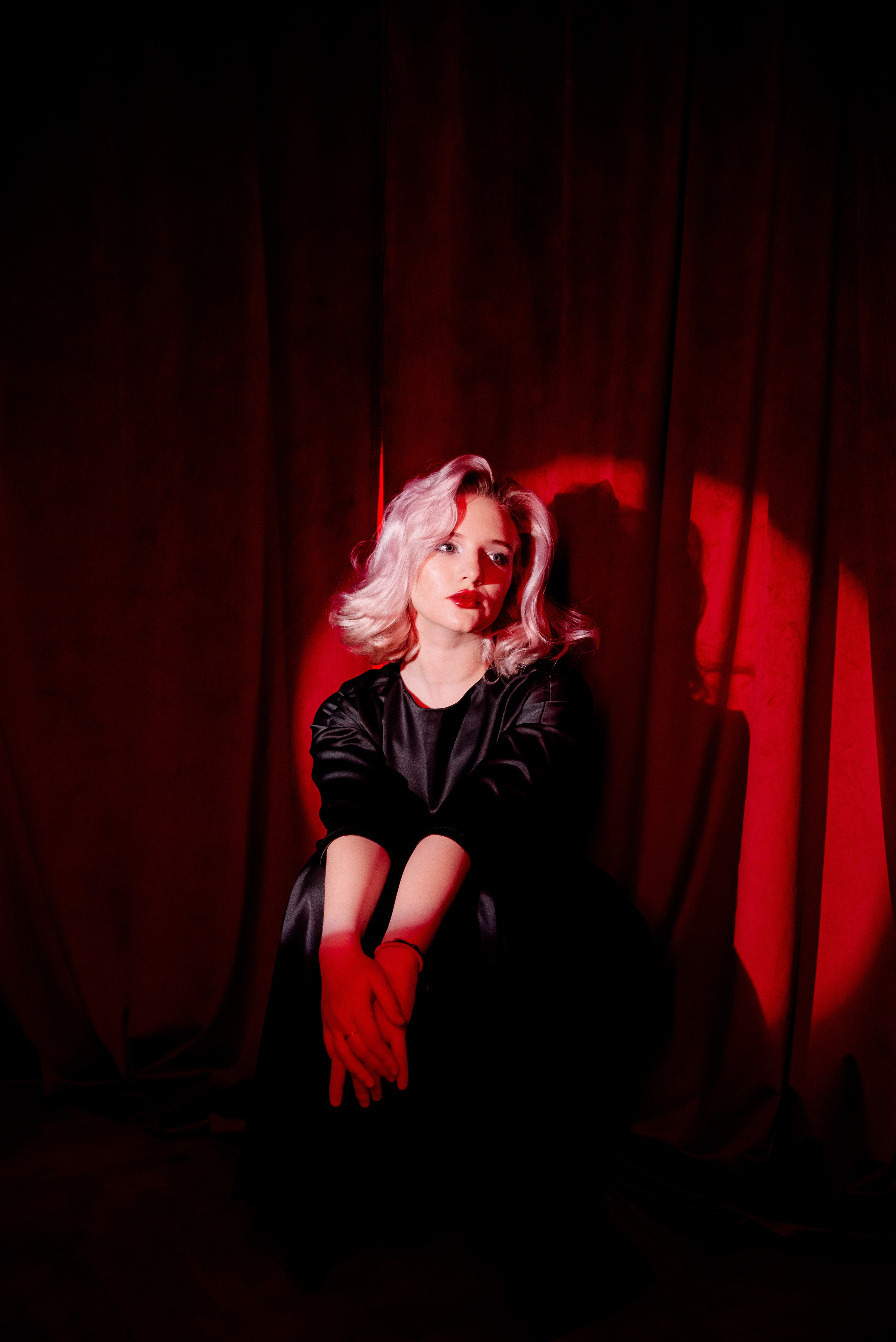 Девушки на красном фоне. Фотограф в Волгограде и Волжском Александр Горбань