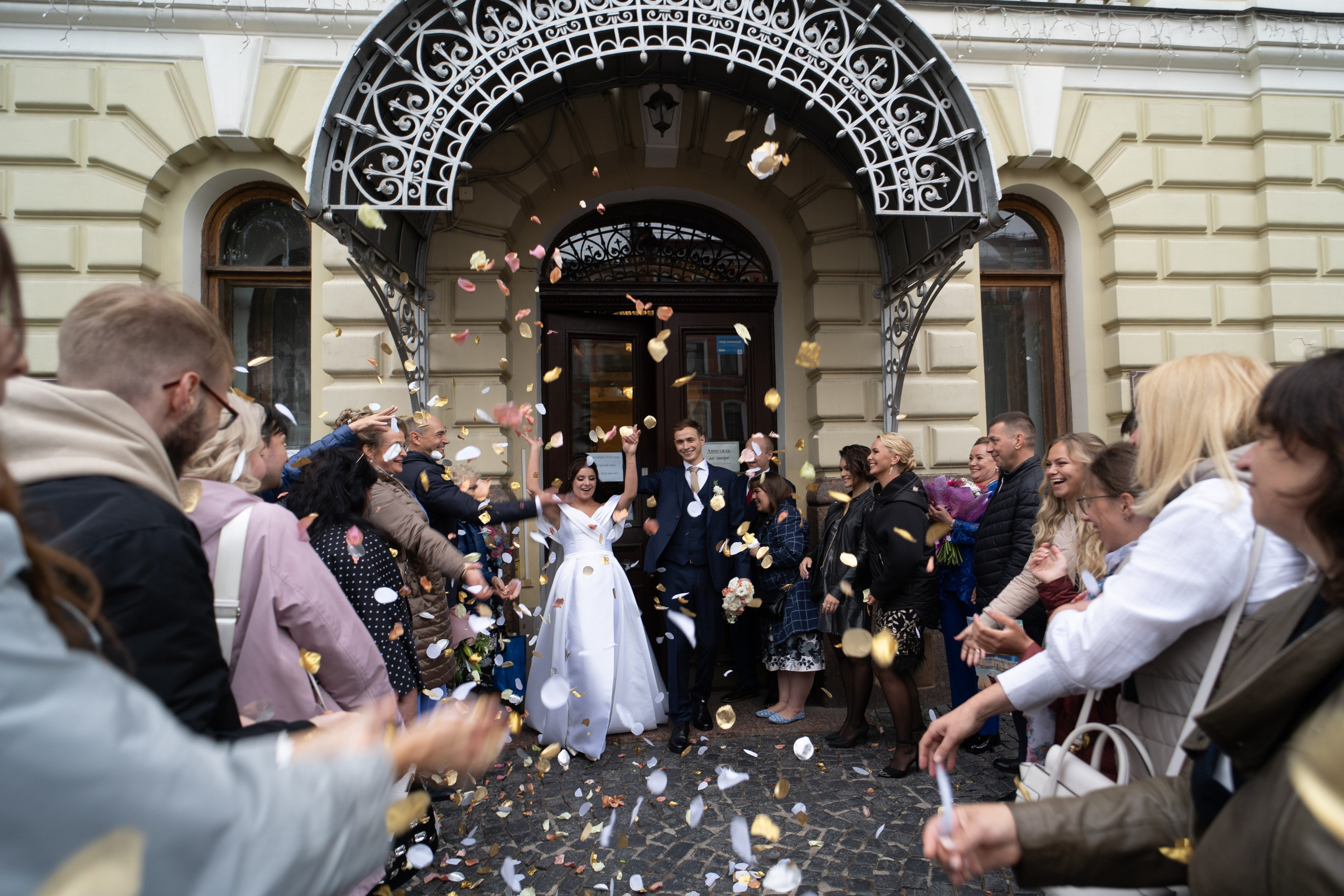 жениха и невесту обсыпают конфити на выходе из дворца бракосочетания 2 на фурштадской