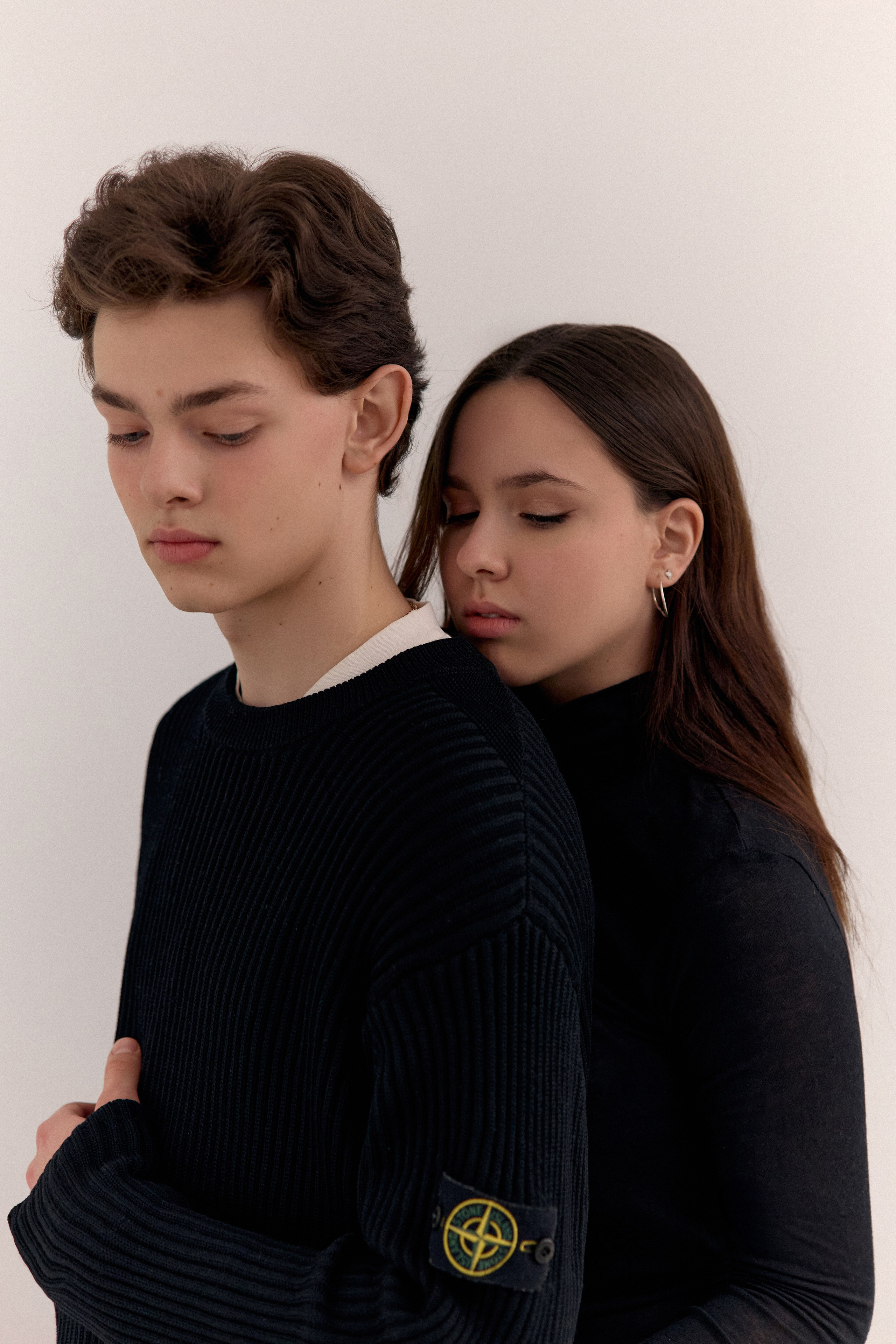 Лавстори в минималистично фотостудии. Сестры Карабаза. Фотографы и ретушеры в Москве и Санкт-Петербурге