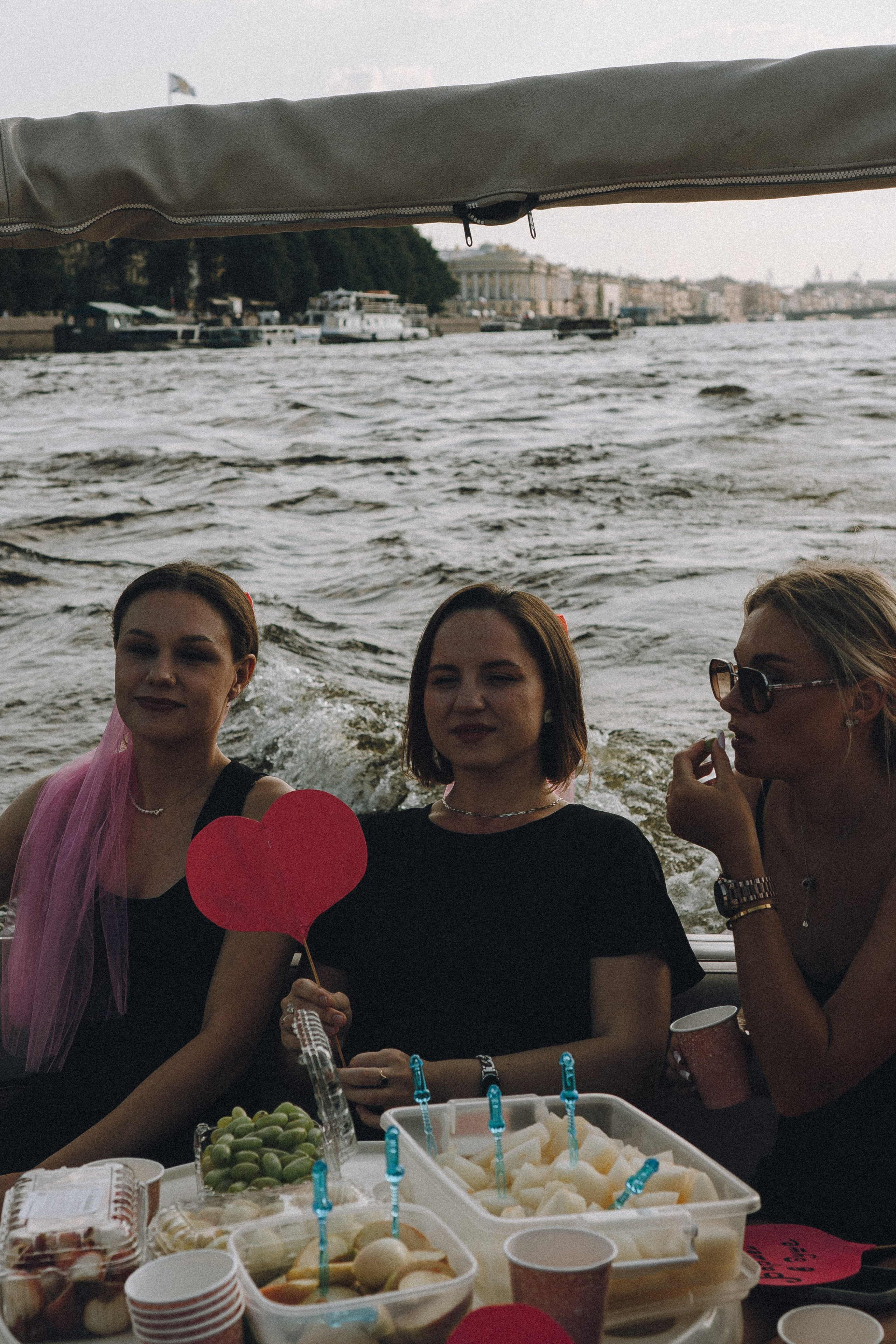 ДЕВИЧНИК НА КАТЕРЕ. Профессиональный фотограф, Санкт-Петербург — Виктория Богомолова