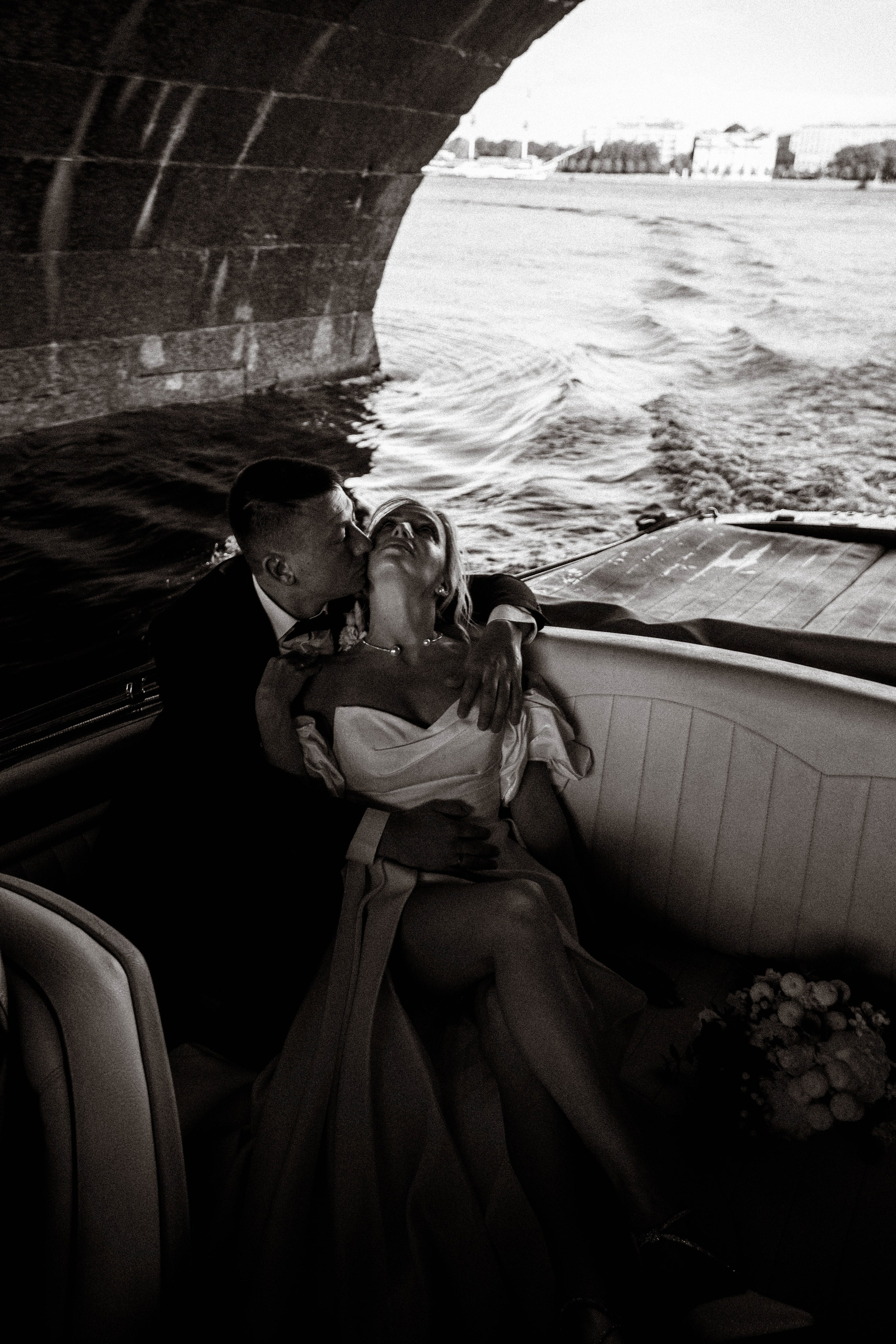 СВАДЕНБНАЯ СЬЕМКА НА КАТЕРЕ ПО КАНАЛАМ САНКТ-ПЕТЕРБУРГА И В АКВАТОРИИ НЕВЫ. Профессиональный фотограф, Санкт-Петербург — Виктория Богомолова