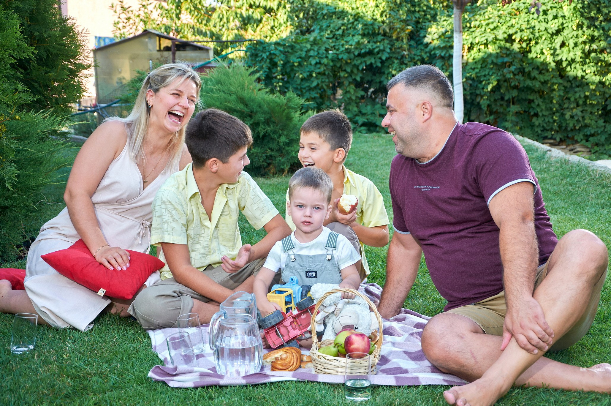 На домашней лужайке