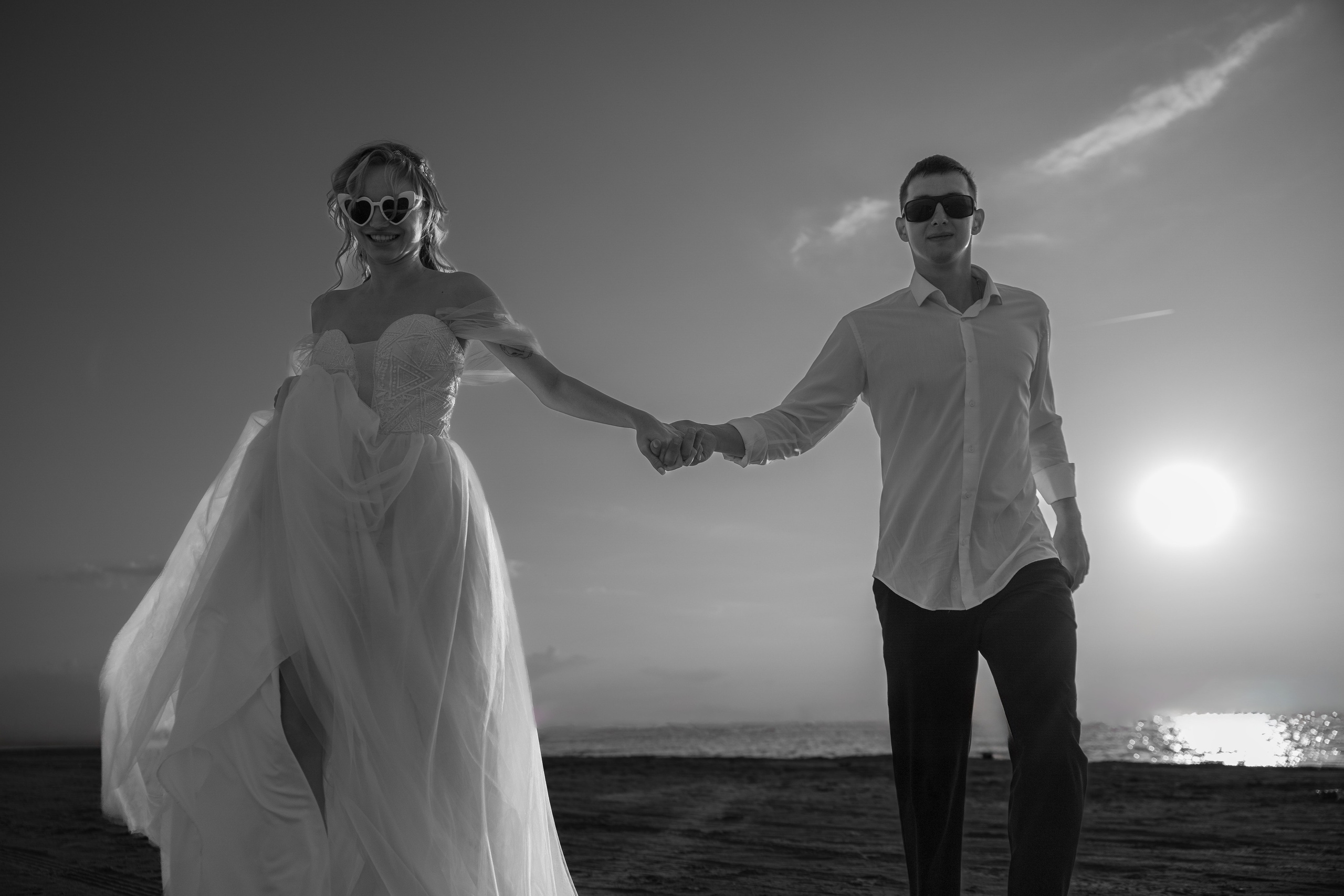 Свадебная фотосессия на берегу. Свадебный фотограф Астрахань