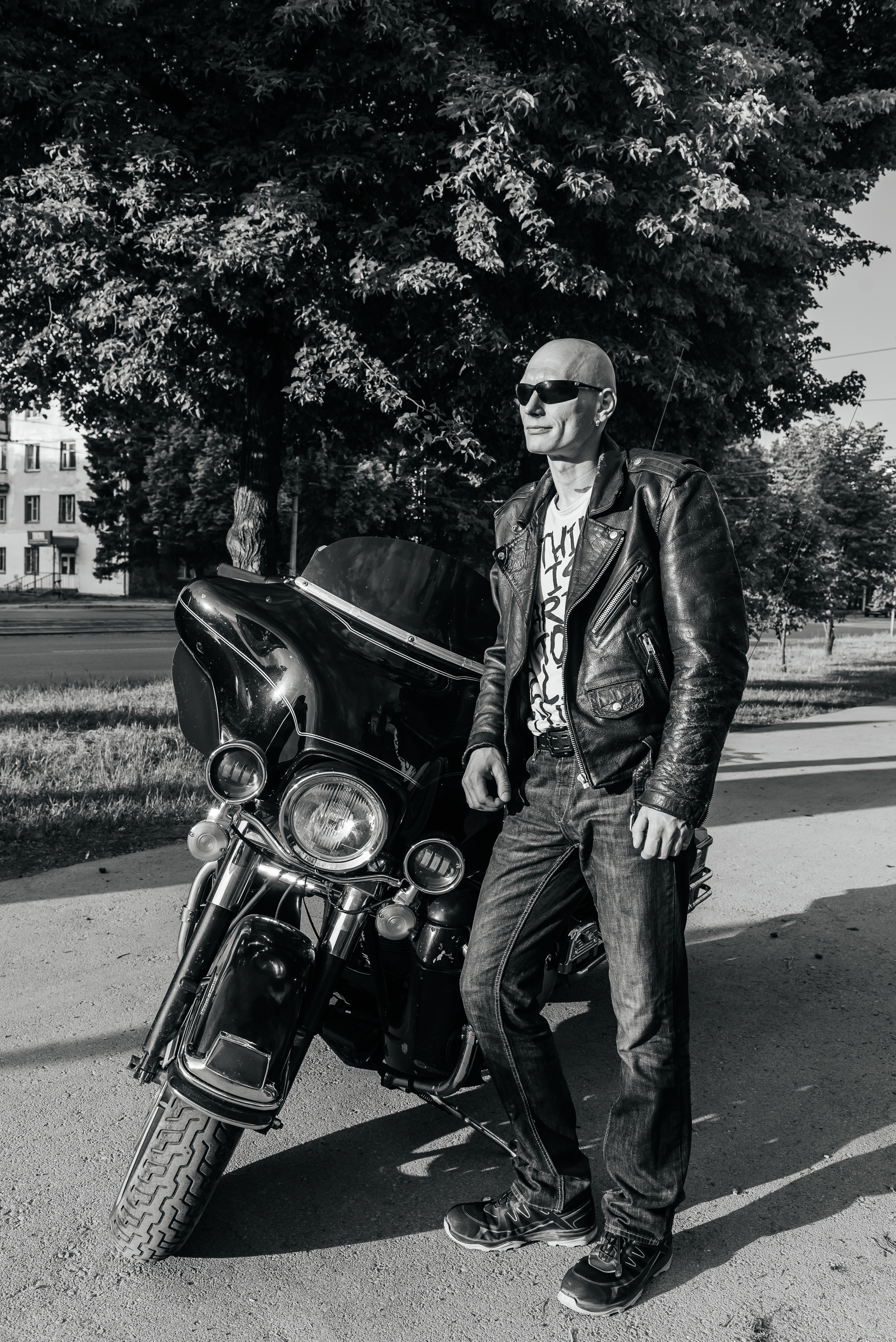 Фотосессия новосибирск, летняя фотосессия, фотосессия в городе, креативная фотосессия, фотограф новосибирск, фото Юлия Туманова, креативный фотограф, организация фотосессии под ключ, фотосессия для мужчины, мужская фотосессия,  фотоюлиятуманова, мужской фотограф новосибирск, фотоюлиятуманова, байкер, мотоцикл, фотосессия с мотоциклом, фотосессия на мотоцикле, харли девидсон, Harley-Davidson, парень в татуировках, парень с тату