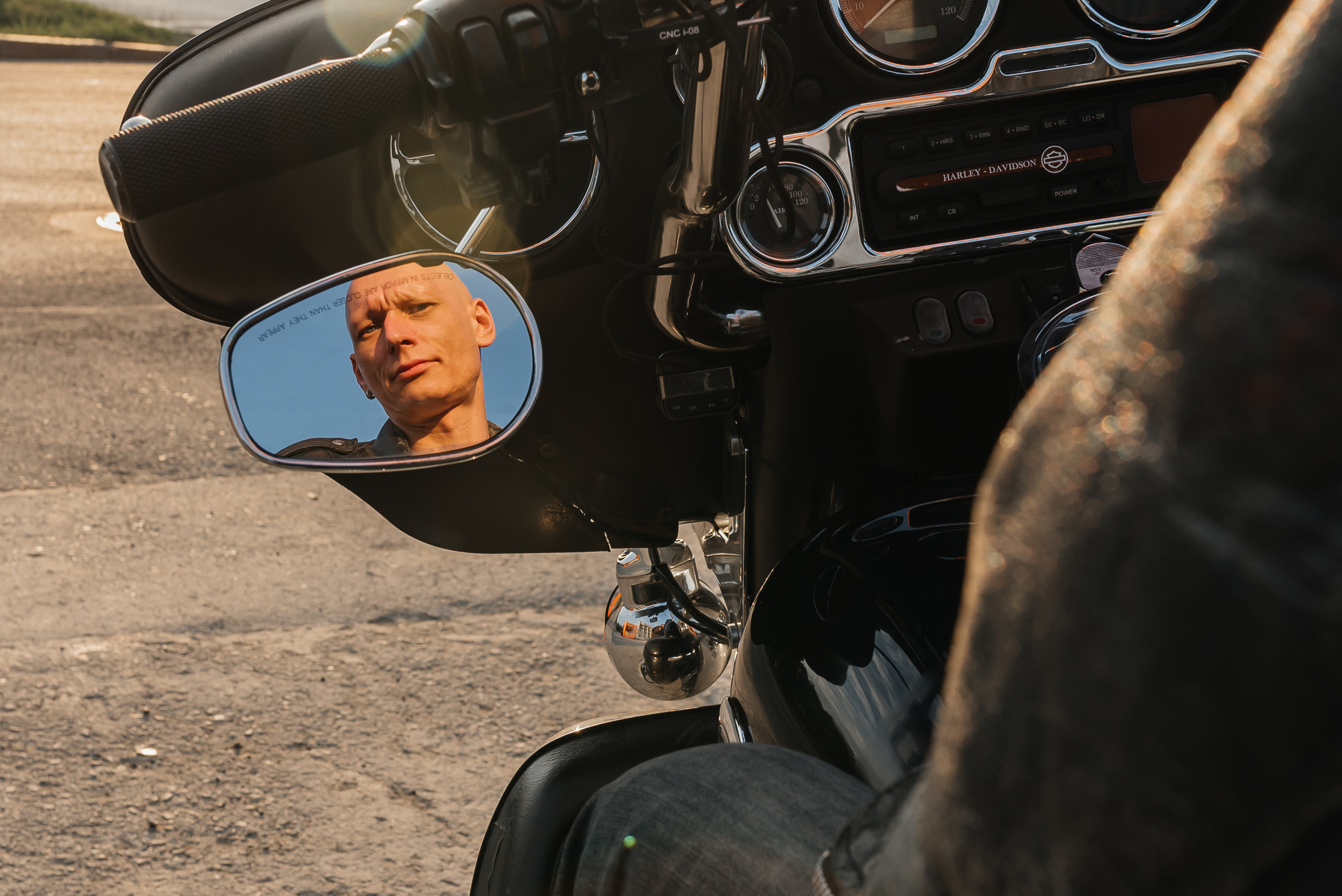 Фотосессия новосибирск, летняя фотосессия, фотосессия в городе, креативная фотосессия, фотограф новосибирск, фото Юлия Туманова, креативный фотограф, организация фотосессии под ключ, фотосессия для мужчины, мужская фотосессия,  фотоюлиятуманова, мужской фотограф новосибирск, фотоюлиятуманова, байкер, мотоцикл, фотосессия с мотоциклом, фотосессия на мотоцикле, харли девидсон, Harley-Davidson, парень в татуировках, парень с тату