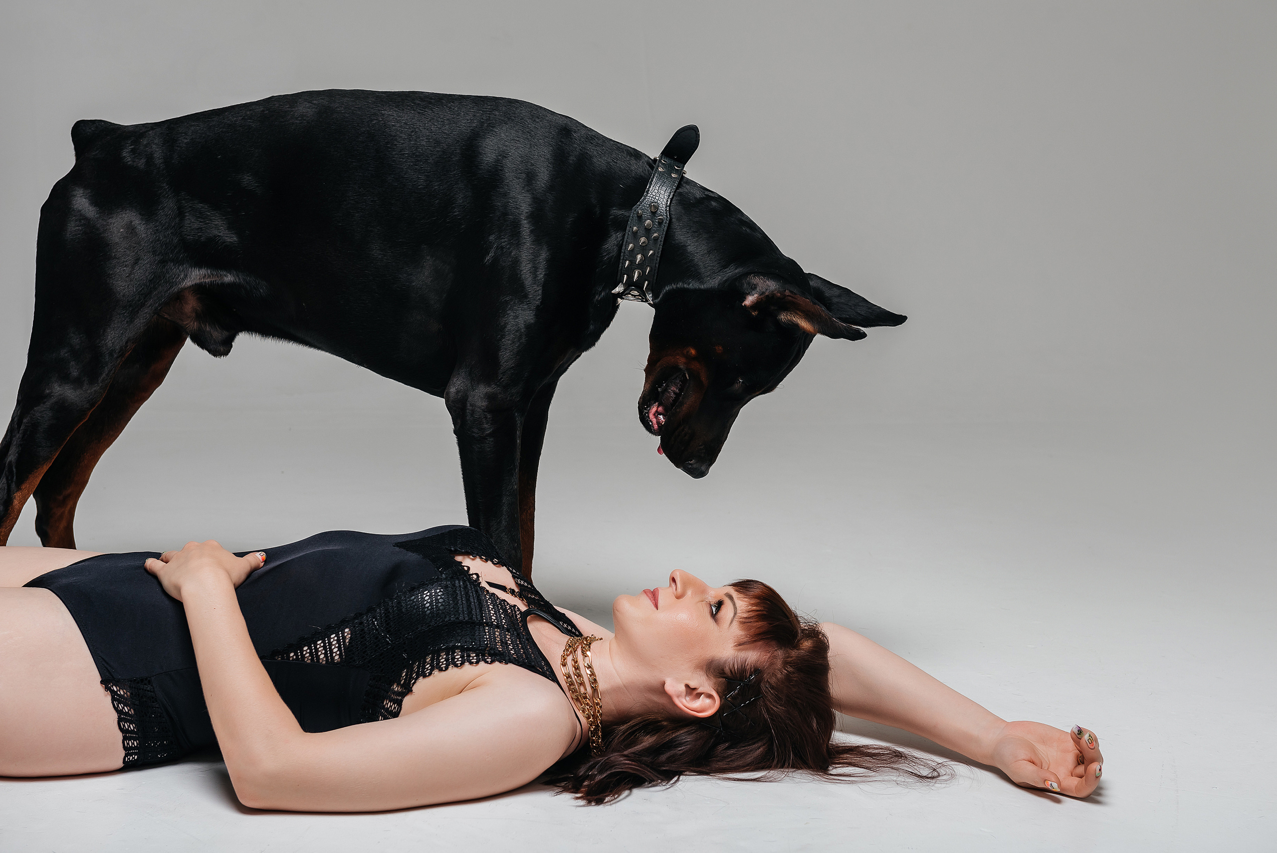 Фотосессия  с доберманом, фотосессия с собакой, доберман, девушка, фотосессия в студии, студийная фотосессия, собака на фотосессию, фотограф, фотограф в новосибирске. Девушка с доберманом, фотограф новосибирск, фотосессия новосибирск, заказать фотографа в новосибирске, портретный фотограф новосибирск, женский фотограф новосибирск, фото Юлия Туманова, фотосессия с дневным светом, фотосессия на день рождения.