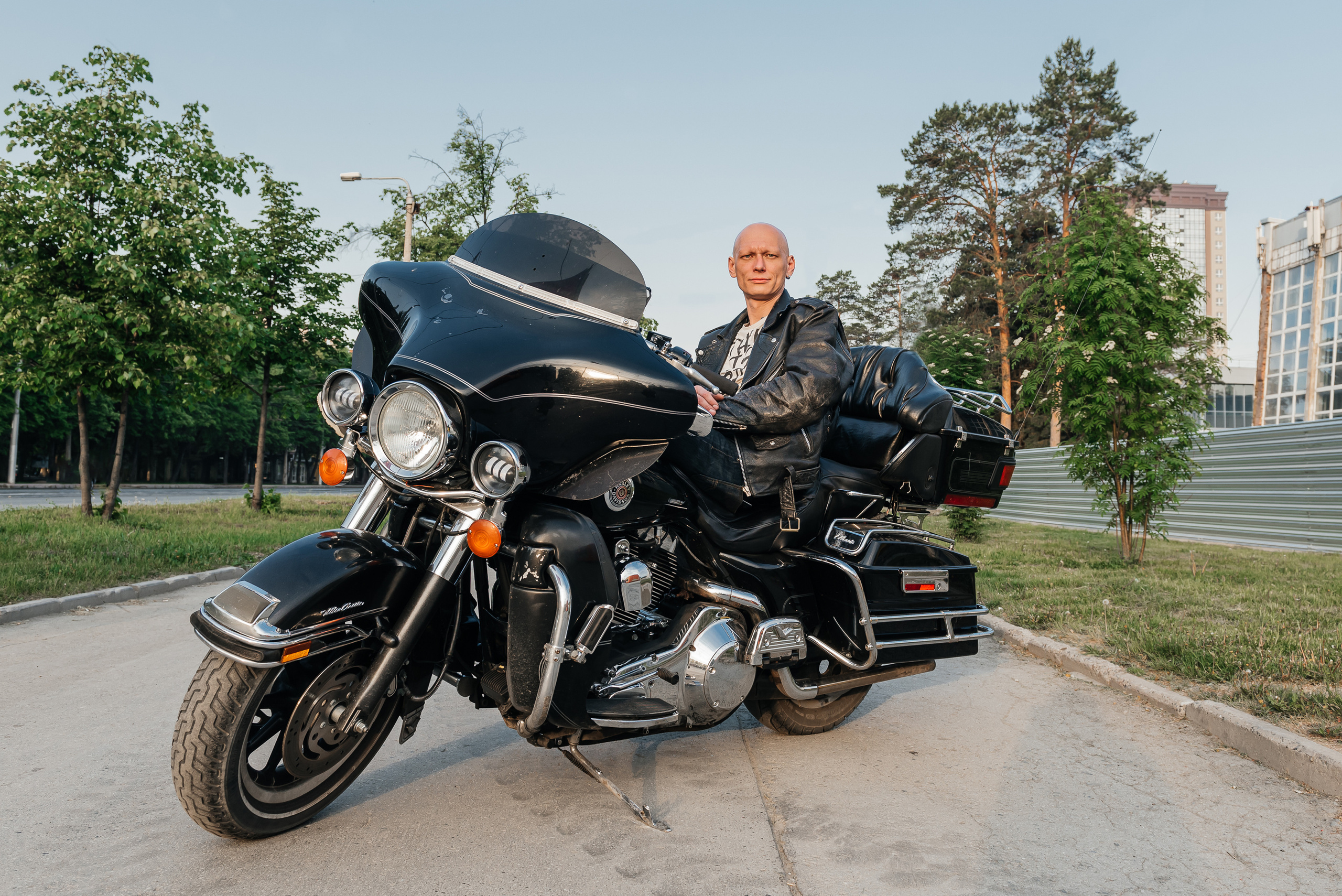 Фотосессия новосибирск, летняя фотосессия, фотосессия в городе, креативная фотосессия, фотограф новосибирск, фото Юлия Туманова, креативный фотограф, организация фотосессии под ключ, фотосессия для мужчины, мужская фотосессия,  фотоюлиятуманова, мужской фотограф новосибирск, фотоюлиятуманова, байкер, мотоцикл, фотосессия с мотоциклом, фотосессия на мотоцикле, харли девидсон, Harley-Davidson
