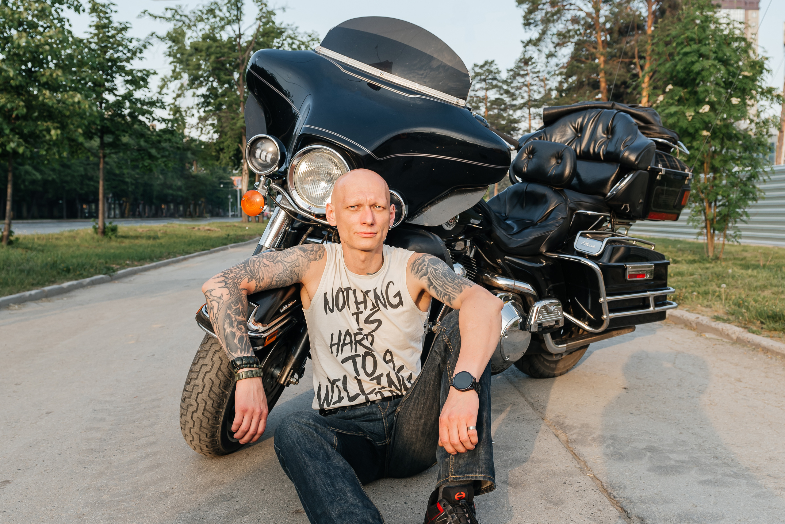Фотосессия новосибирск, летняя фотосессия, фотосессия в городе, креативная фотосессия, фотограф новосибирск, фото Юлия Туманова, креативный фотограф, организация фотосессии под ключ, фотосессия для мужчины, мужская фотосессия,  фотоюлиятуманова, мужской фотограф новосибирск, фотоюлиятуманова, байкер, мотоцикл, фотосессия с мотоциклом, фотосессия на мотоцикле, харли девидсон, Harley-Davidson, парень в татуировках, парень с тату