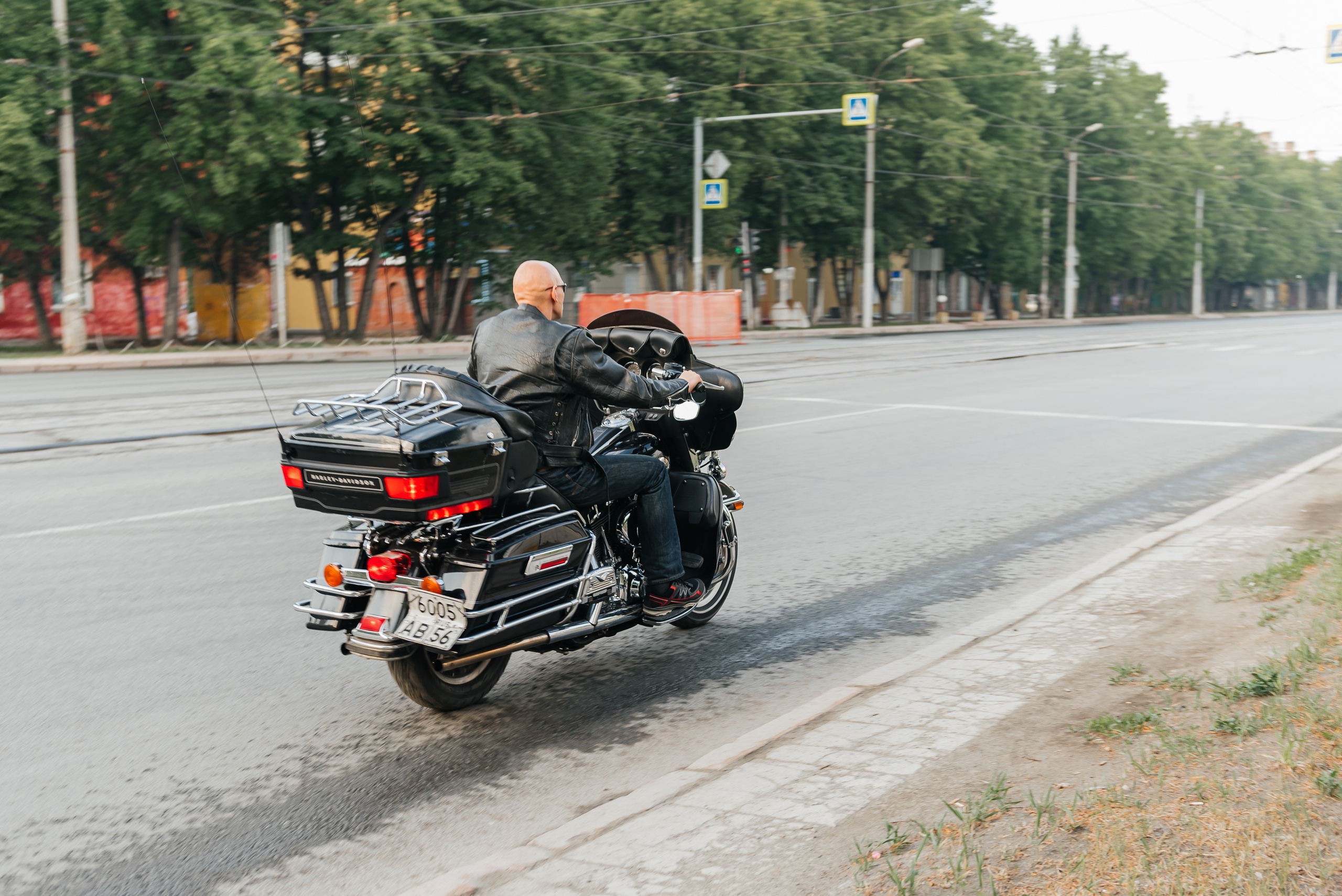 Фотосессия новосибирск, летняя фотосессия, фотосессия в городе, креативная фотосессия, фотограф новосибирск, фото Юлия Туманова, креативный фотограф, организация фотосессии под ключ, фотосессия для мужчины, мужская фотосессия,  фотоюлиятуманова, мужской фотограф новосибирск, фотоюлиятуманова, байкер, мотоцикл, фотосессия с мотоциклом, фотосессия на мотоцикле, харли девидсон, Harley-Davidson, парень в татуировках, парень с тату