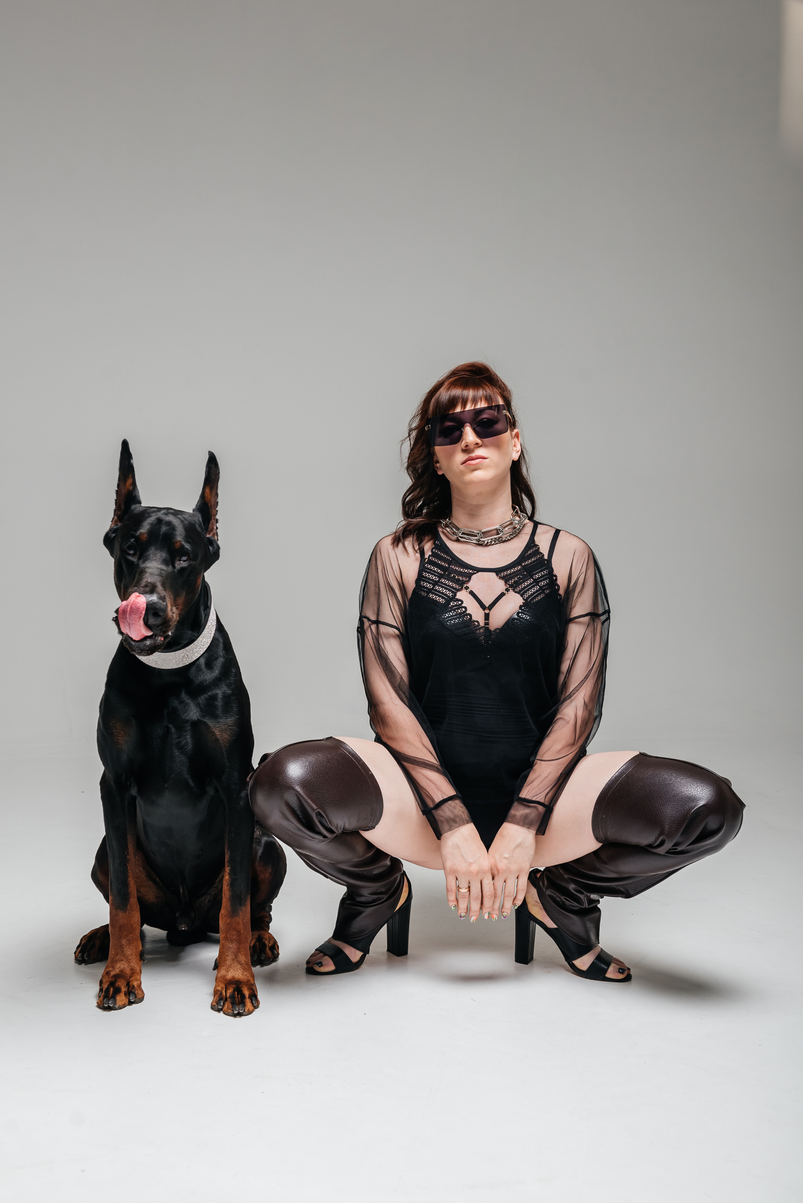 Фотосессия  с доберманом, фотосессия с собакой, доберман, девушка, фотосессия в студии, студийная фотосессия, собака на фотосессию, фотограф, фотограф в новосибирске. Девушка с доберманом, фотограф новосибирск, фотосессия новосибирск, заказать фотографа в новосибирске, портретный фотограф новосибирск, женский фотограф новосибирск, фото Юлия Туманова, фотосессия с дневным светом, фотосессия на день рождения.