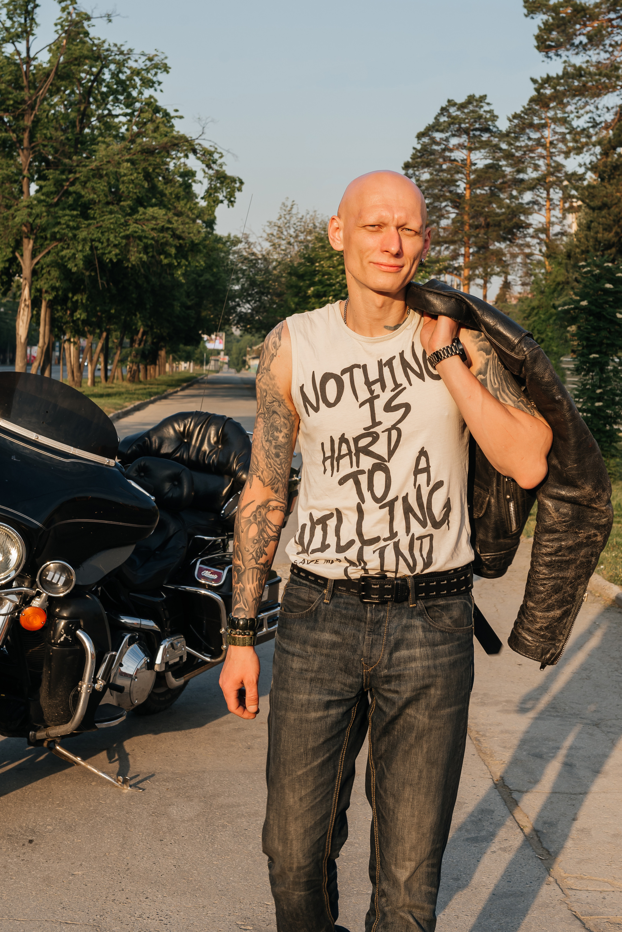 Фотосессия новосибирск, летняя фотосессия, фотосессия в городе, креативная фотосессия, фотограф новосибирск, фото Юлия Туманова, креативный фотограф, организация фотосессии под ключ, фотосессия для мужчины, мужская фотосессия,  фотоюлиятуманова, мужской фотограф новосибирск, фотоюлиятуманова, байкер, мотоцикл, фотосессия с мотоциклом, фотосессия на мотоцикле, харли девидсон, Harley-Davidson, парень в татуировках, парень с тату