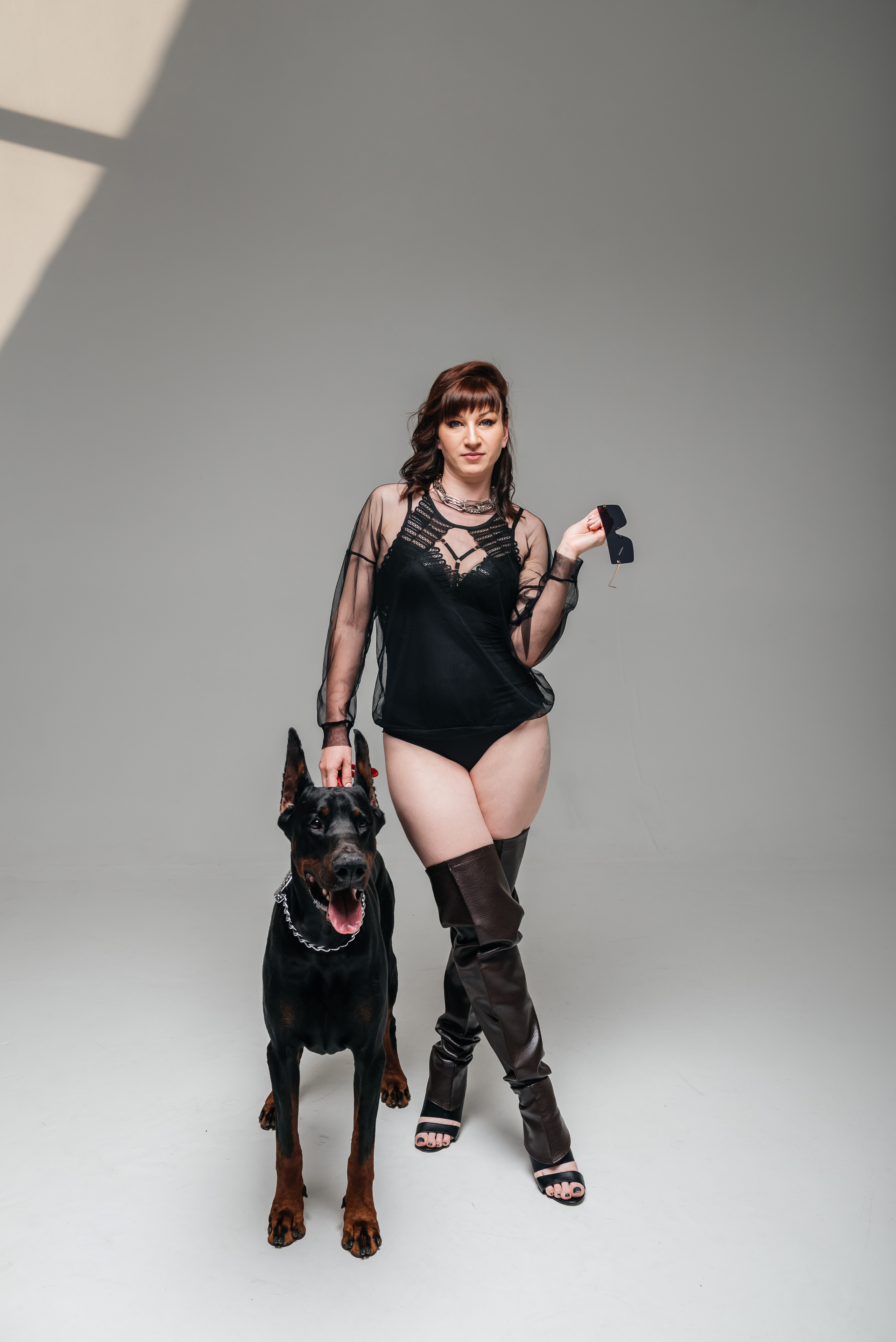 Фотосессия  с доберманом, фотосессия с собакой, доберман, девушка, фотосессия в студии, студийная фотосессия, собака на фотосессию, фотограф, фотограф в новосибирске. Девушка с доберманом, фотограф новосибирск, фотосессия новосибирск, заказать фотографа в новосибирске, портретный фотограф новосибирск, женский фотограф новосибирск, фото Юлия Туманова, фотосессия с дневным светом, фотосессия на день рождения.