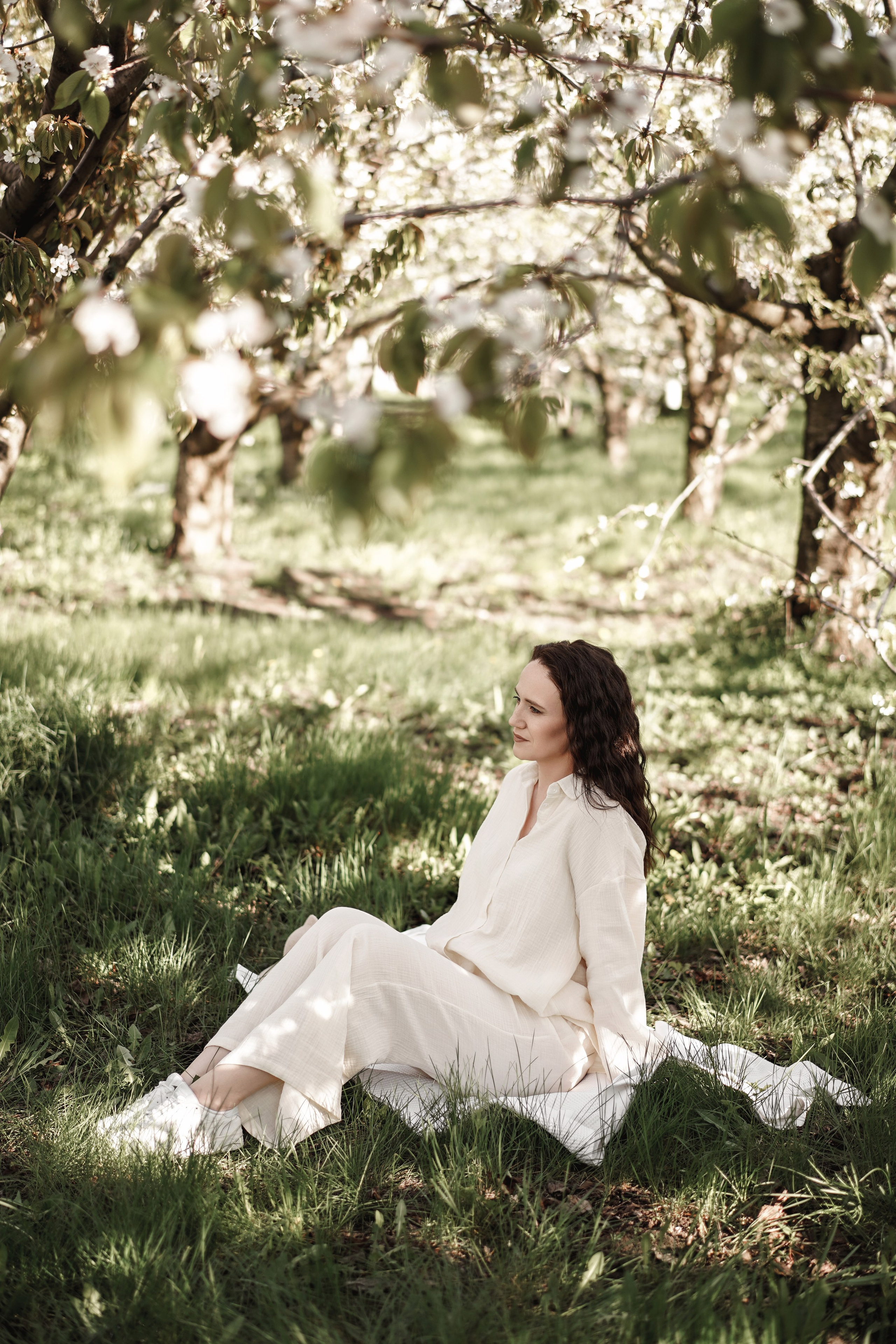Семейная фотосессия на цветущих садах. Свадебный фотограф в Ростове-на-Дону. Таинство Крещения и Венчания, семейные фотосессии. Алёна Чёботова