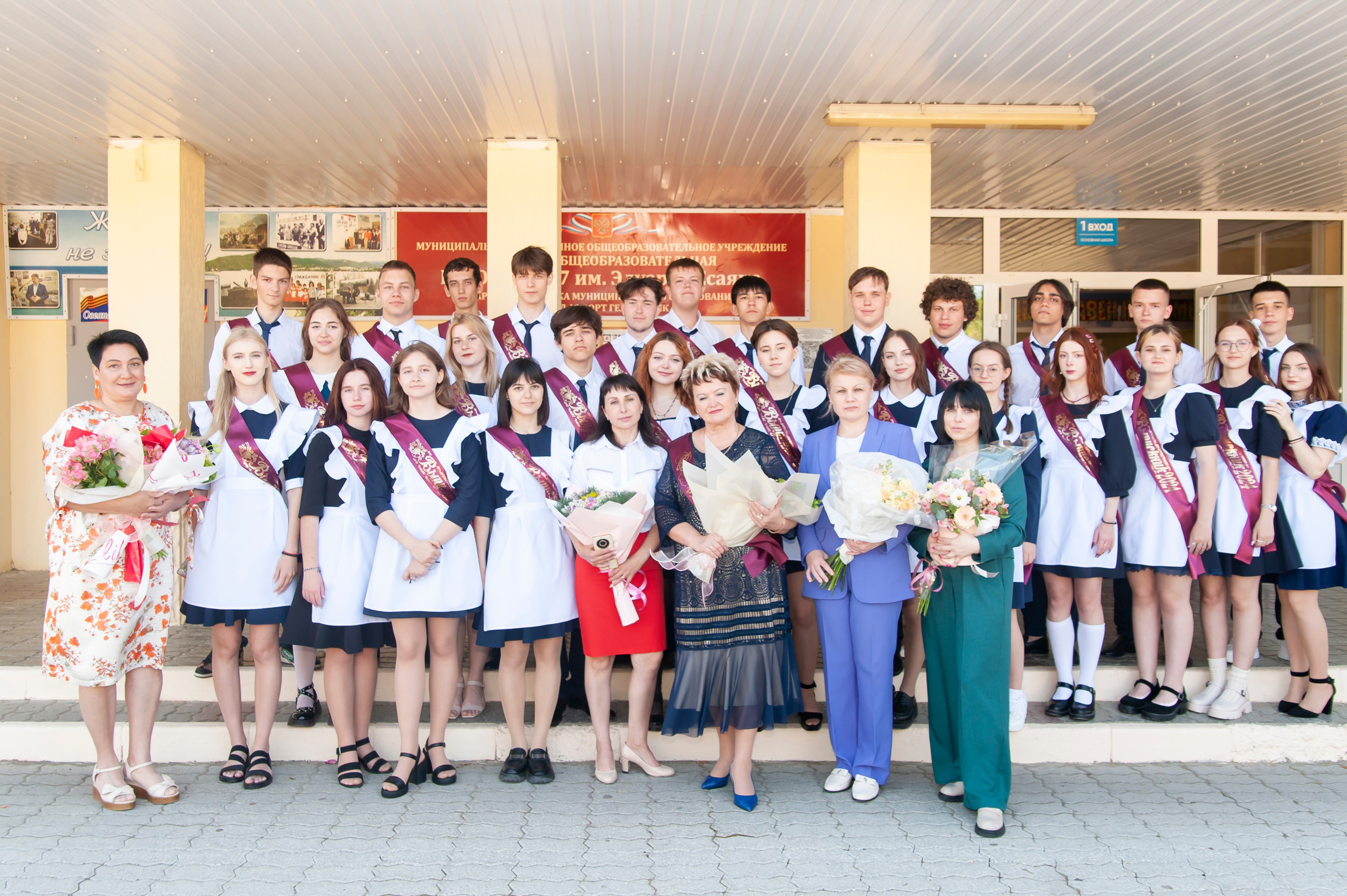 Последний Звонок МАОУ СОШ № 17 им. Эдуарда Есаяна — Архипо-Осиповка. Свадебный и семейный фотограф Денис Лукьянов в Краснодаре, Краснодарском крае и Республике Крым
