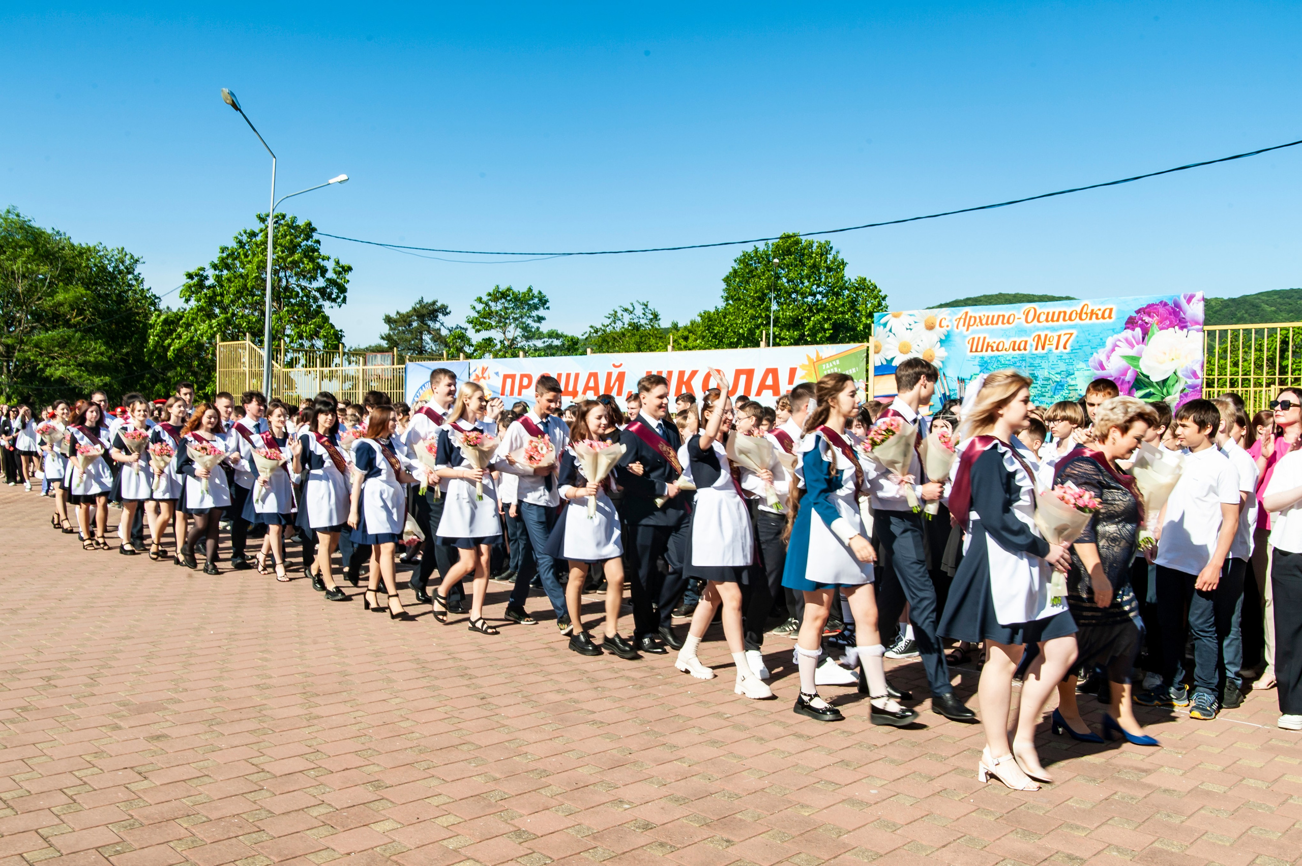 Последний Звонок МАОУ СОШ № 17 им. Эдуарда Есаяна — Архипо-Осиповка. Свадебный и семейный фотограф Денис Лукьянов в Краснодаре, Краснодарском крае и Республике Крым